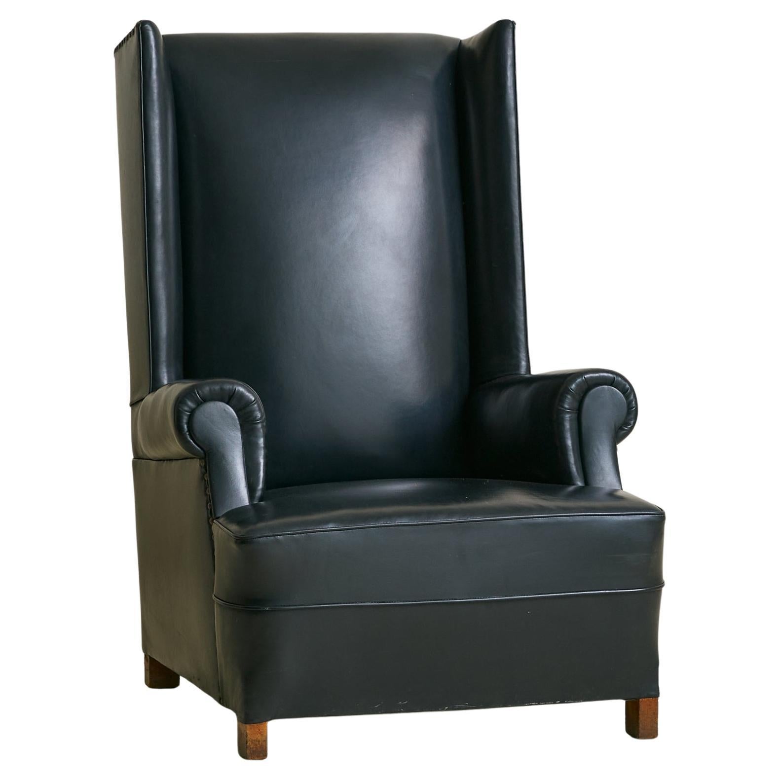 Sedia Club con schienale alto in pelle nera vintage con gambe in legno - 2 disponibili