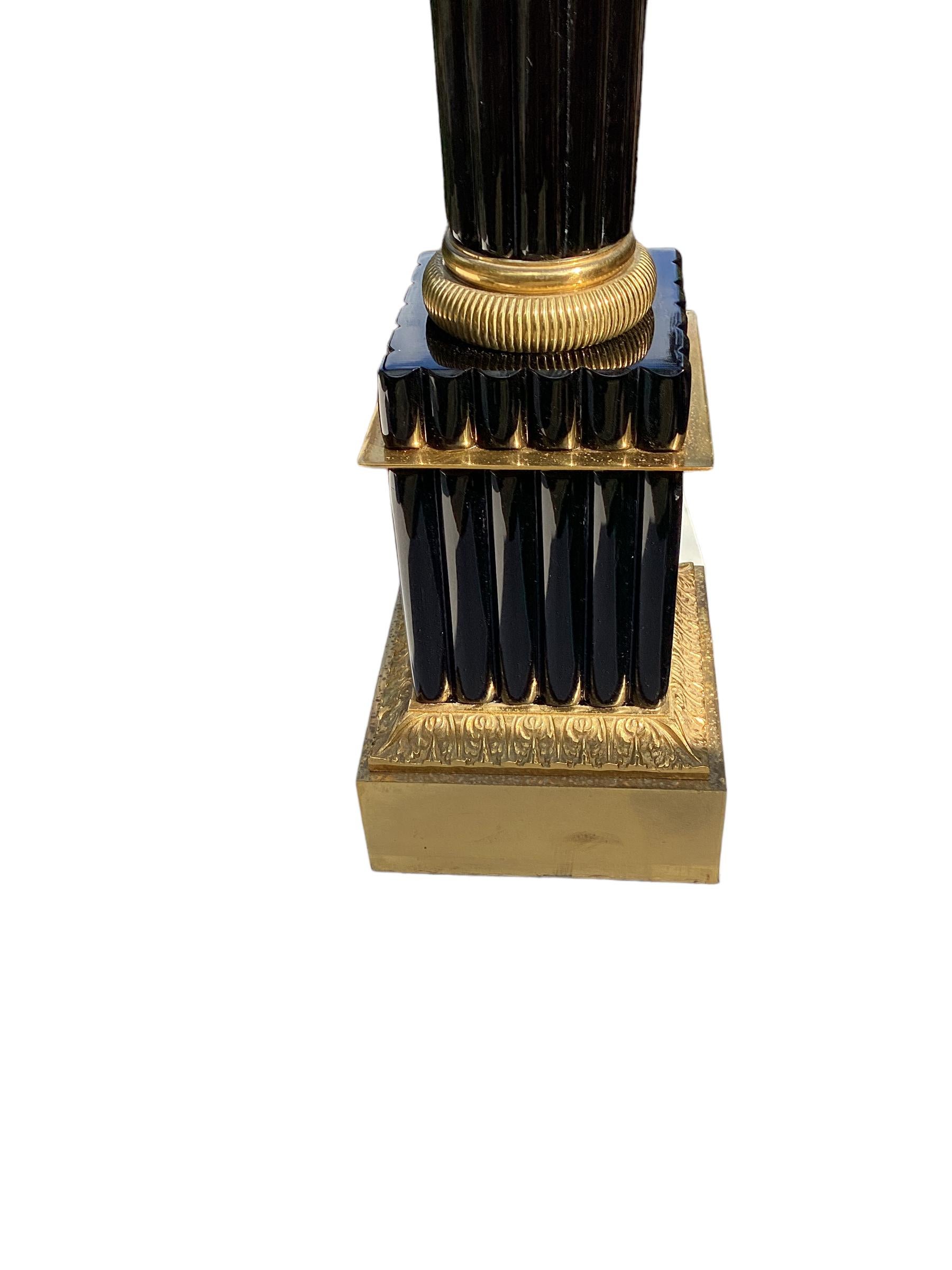 Néoclassique Lampe colonne cannelée française vintage en opaline noire en vente