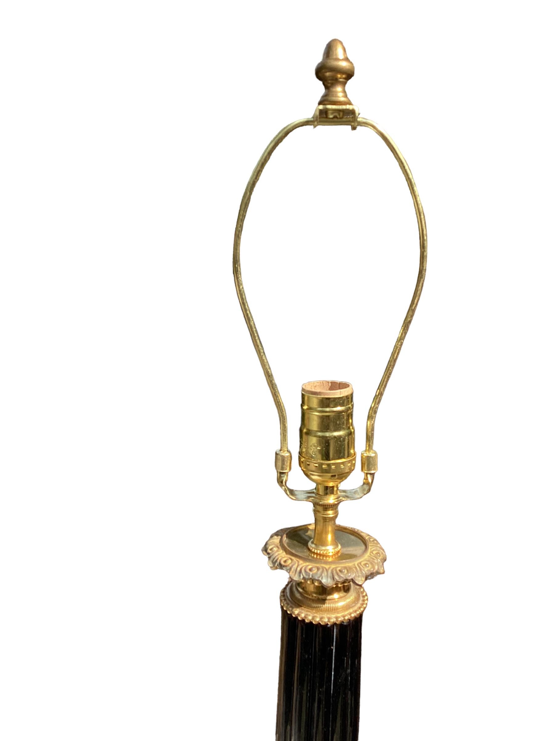 Lampe colonne cannelée française vintage en opaline noire Bon état - En vente à Chapel Hill, NC