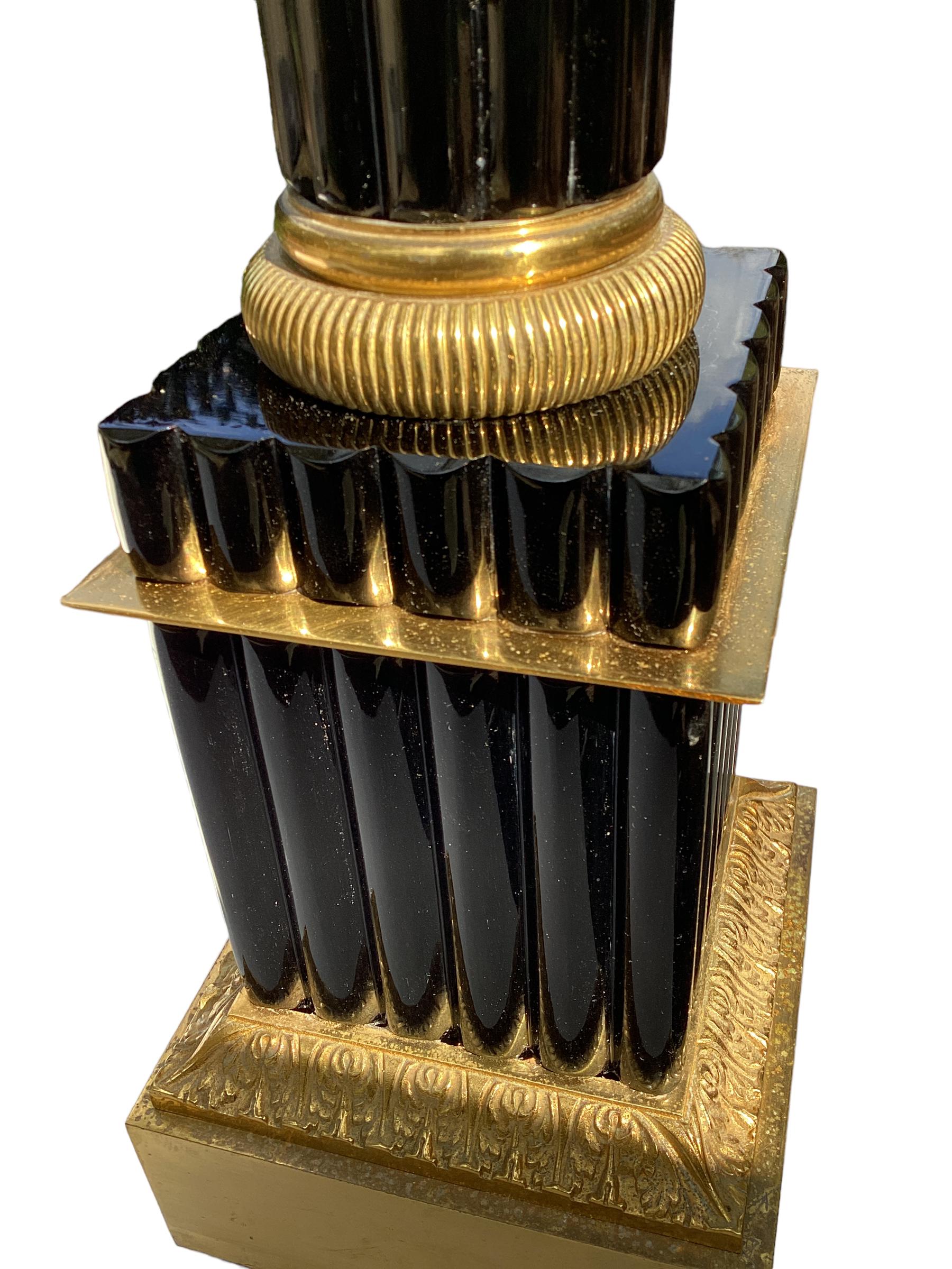 Bronze Lampe colonne cannelée française vintage en opaline noire en vente
