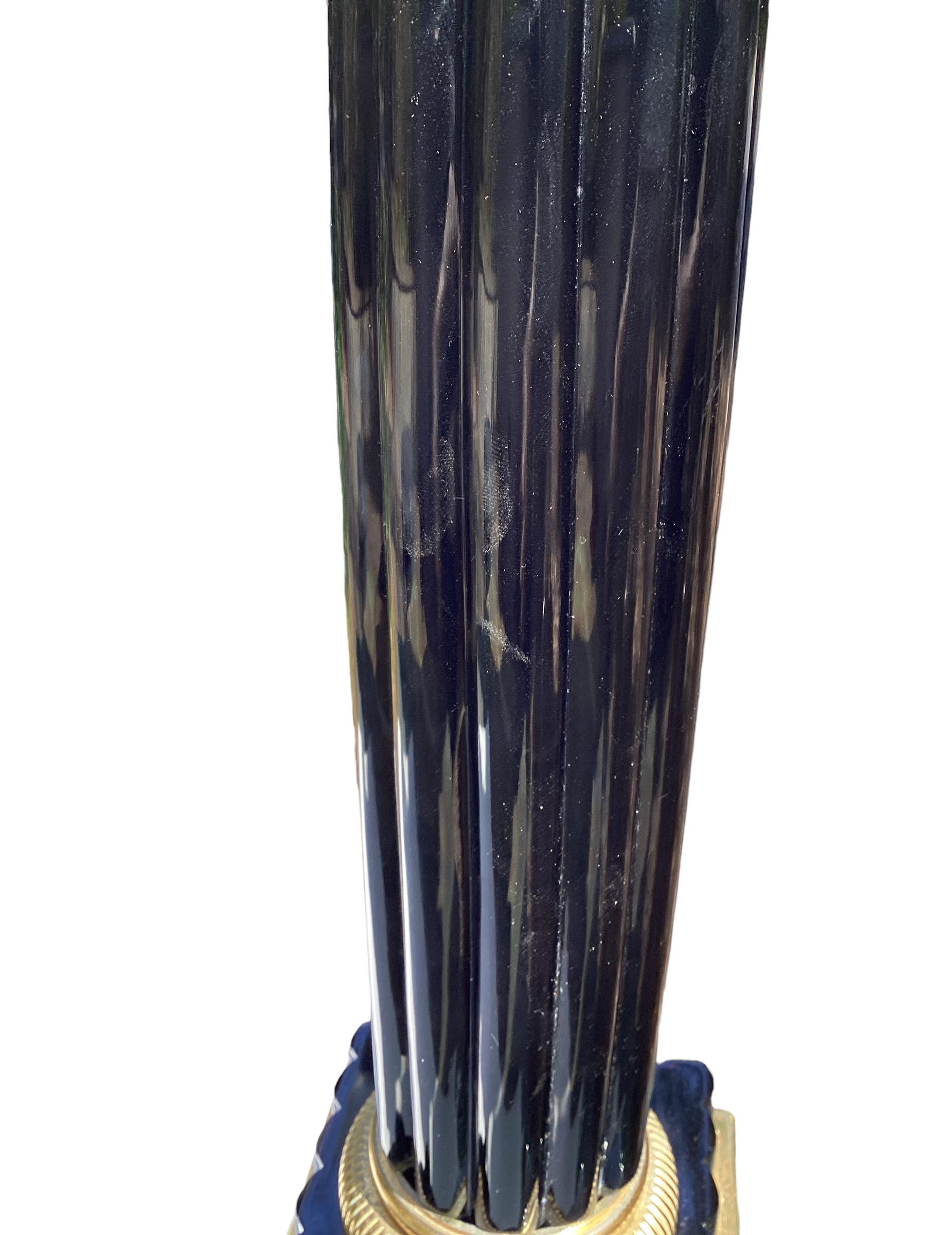 Lampe colonne cannelée française vintage en opaline noire en vente 1