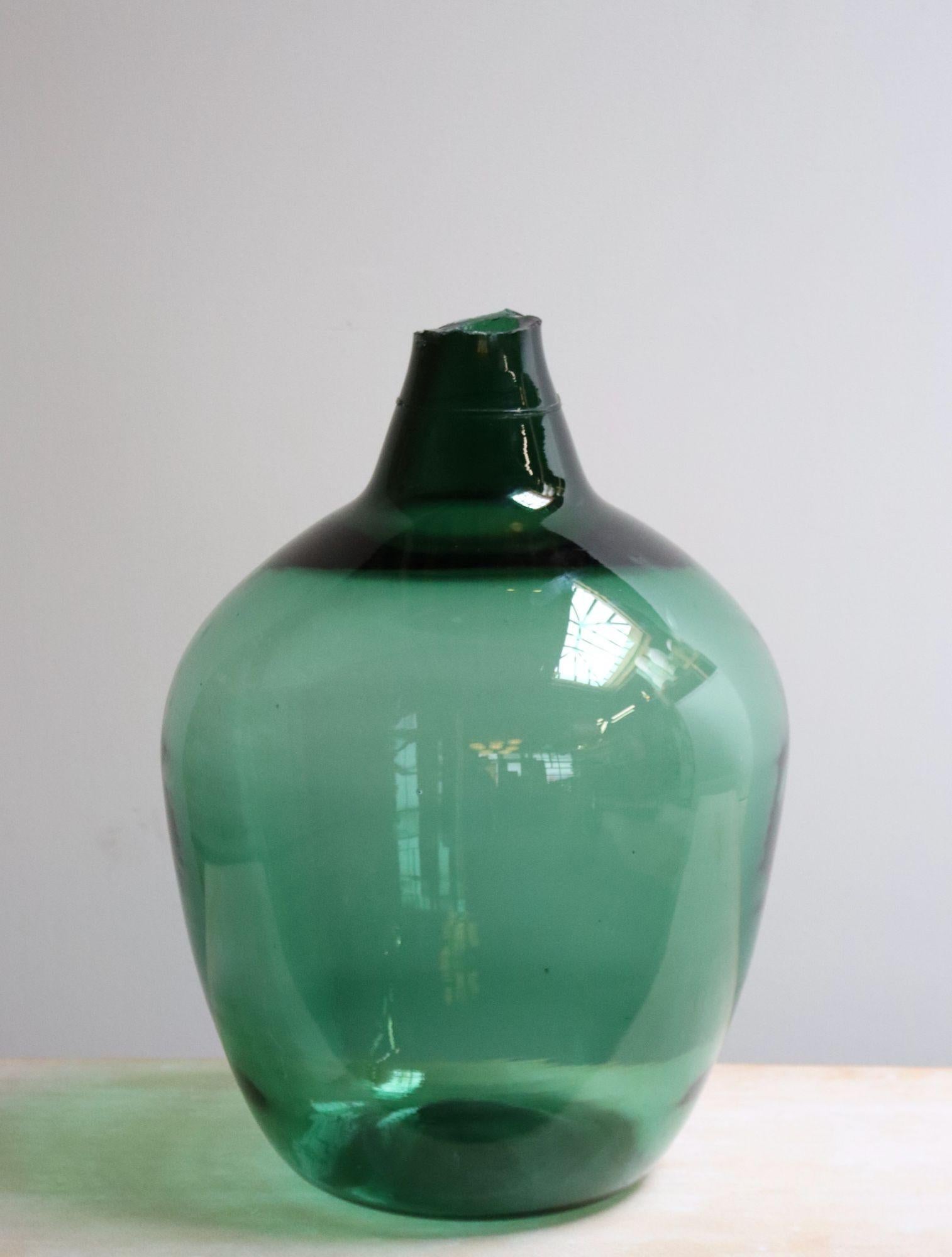 Demijohn / Carboy français utilisé à l'origine pour le transport du vin (début du 20ème siècle, France).
Composé d'un joli verre soufflé vert sarcelle (plus vert que bleu) présentant des bulles d'air emprisonnées dans le verre lui-même avec un col