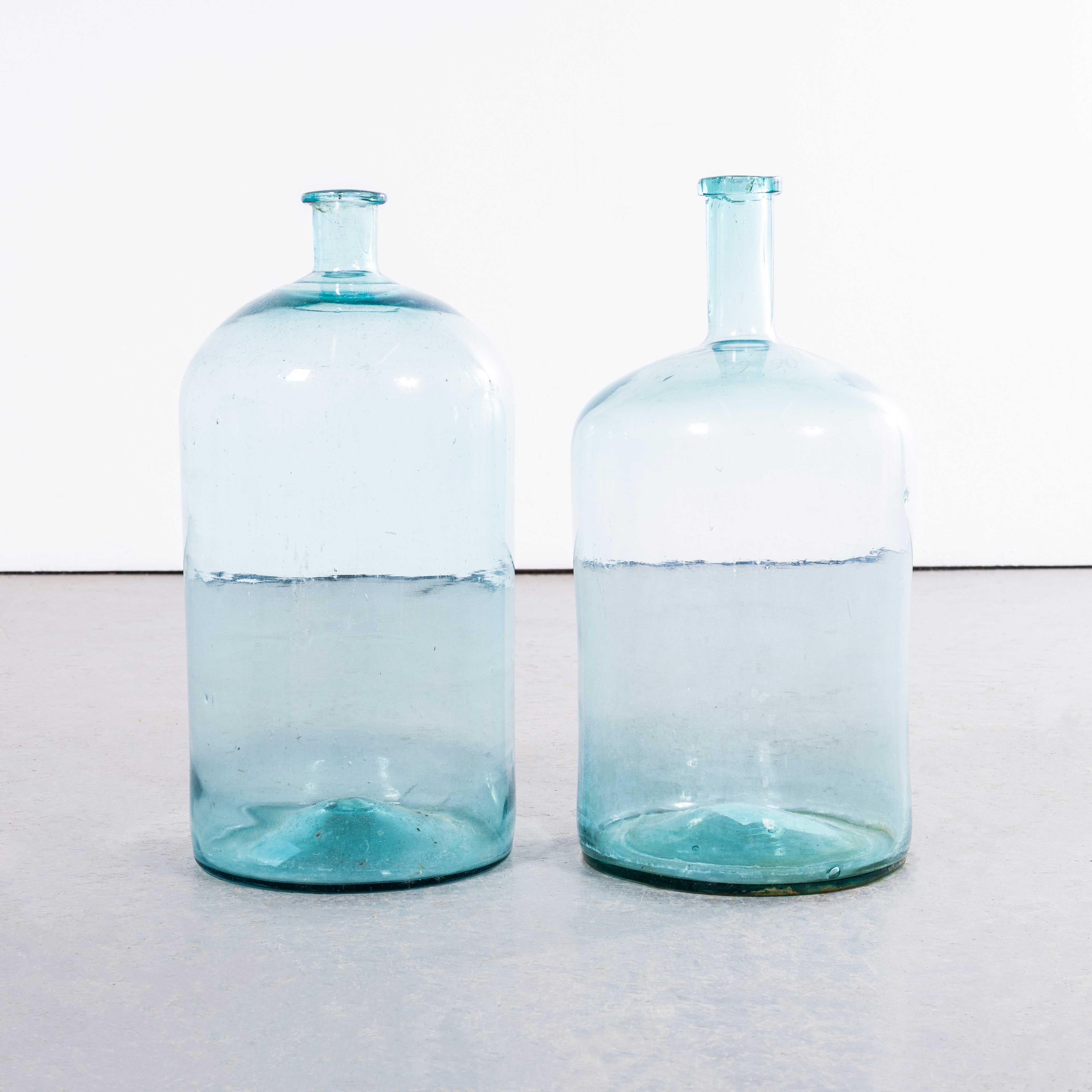 Damigiane di vetro blu francese d'epoca - Coppia. 

Una coppia di damigiane in vetro soffiato a bocca utilizzate come contenitori tradizionali principalmente per la conservazione e il trasporto del vino. Queste damigiane sono state pulite con cura.