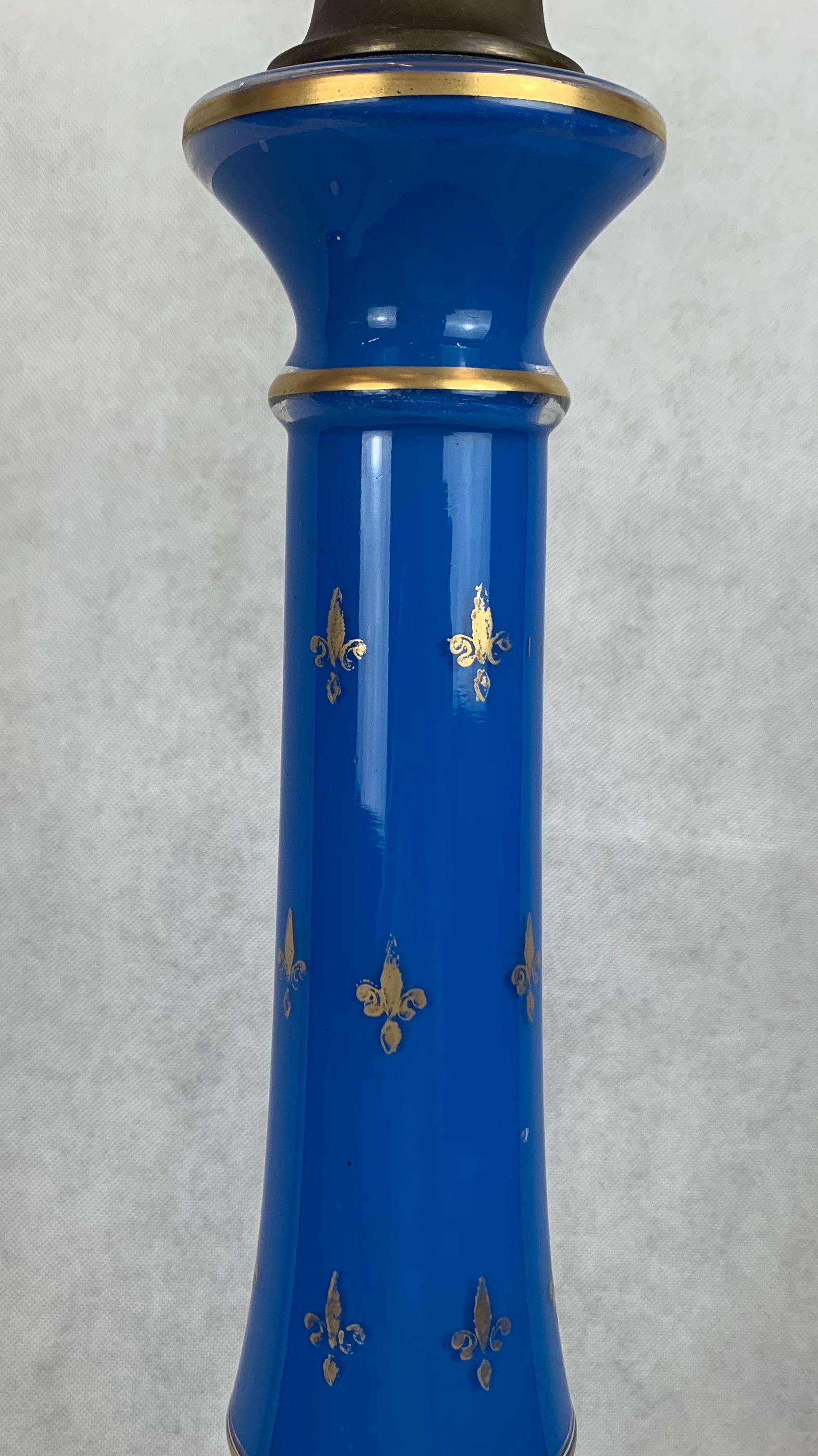 Napoléon III Lampe française en verre opalin bleu avec motif de fleur de lys doré en vente