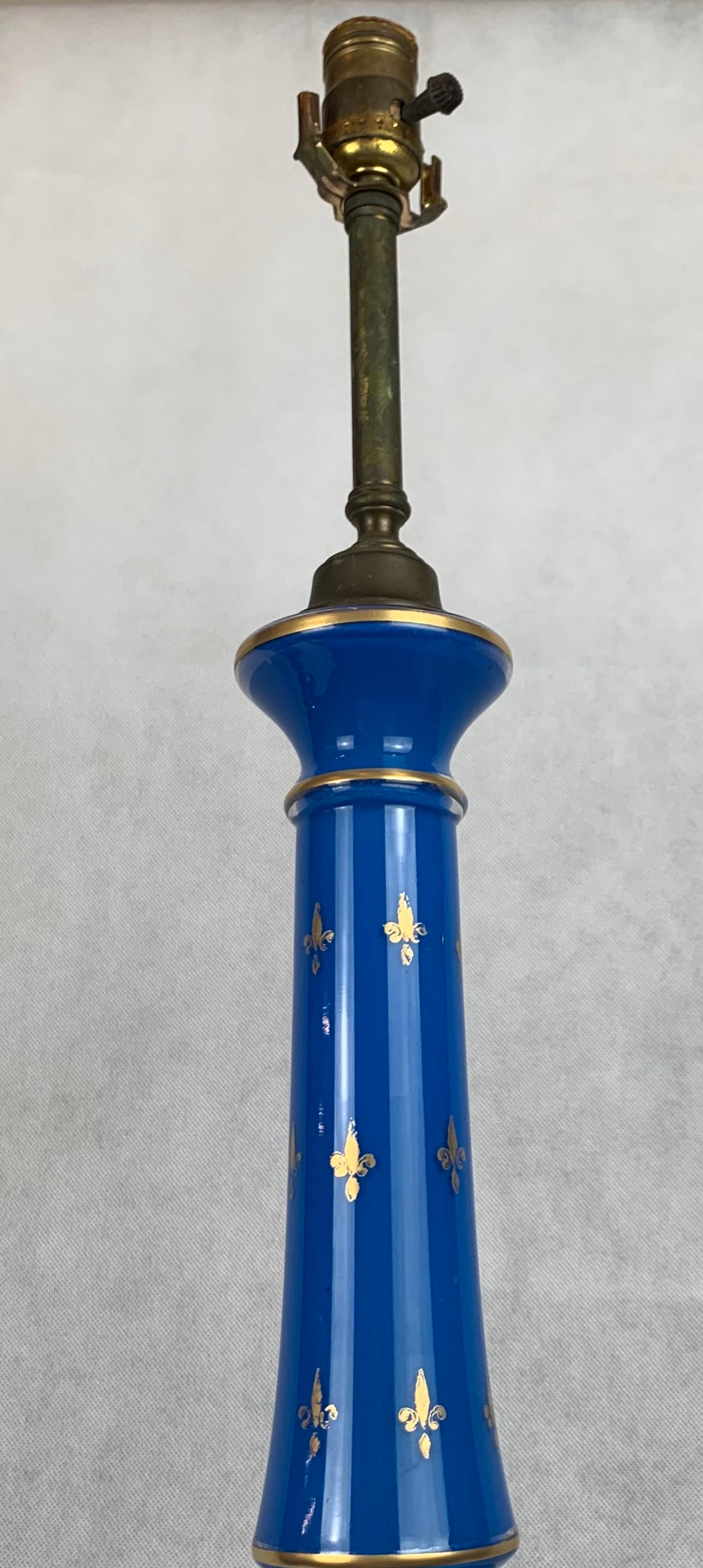 Français Lampe française en verre opalin bleu avec motif de fleur de lys doré en vente