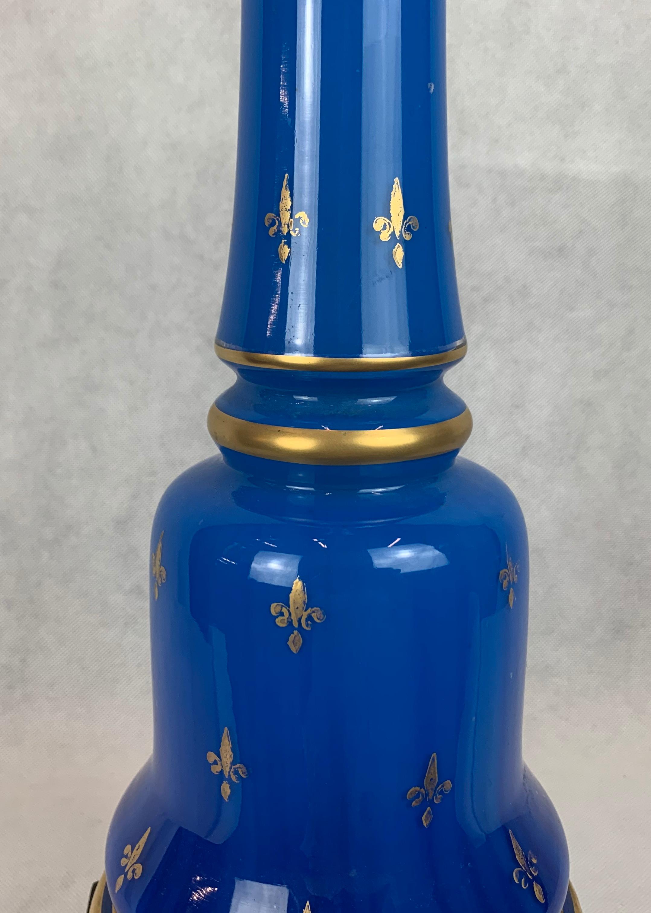 Fait main Lampe française en verre opalin bleu avec motif de fleur de lys doré en vente