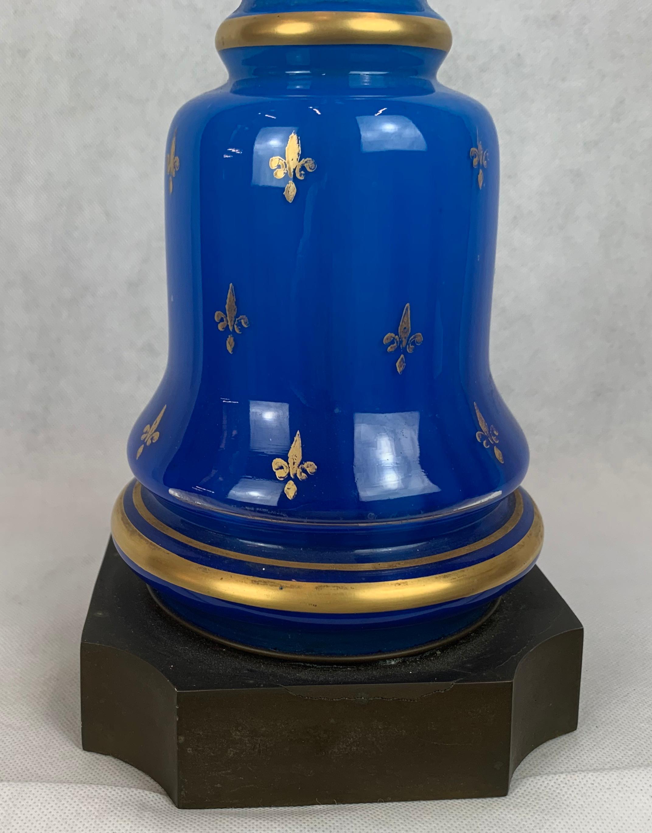 Lampe française en verre opalin bleu avec motif de fleur de lys doré Bon état - En vente à West Palm Beach, FL