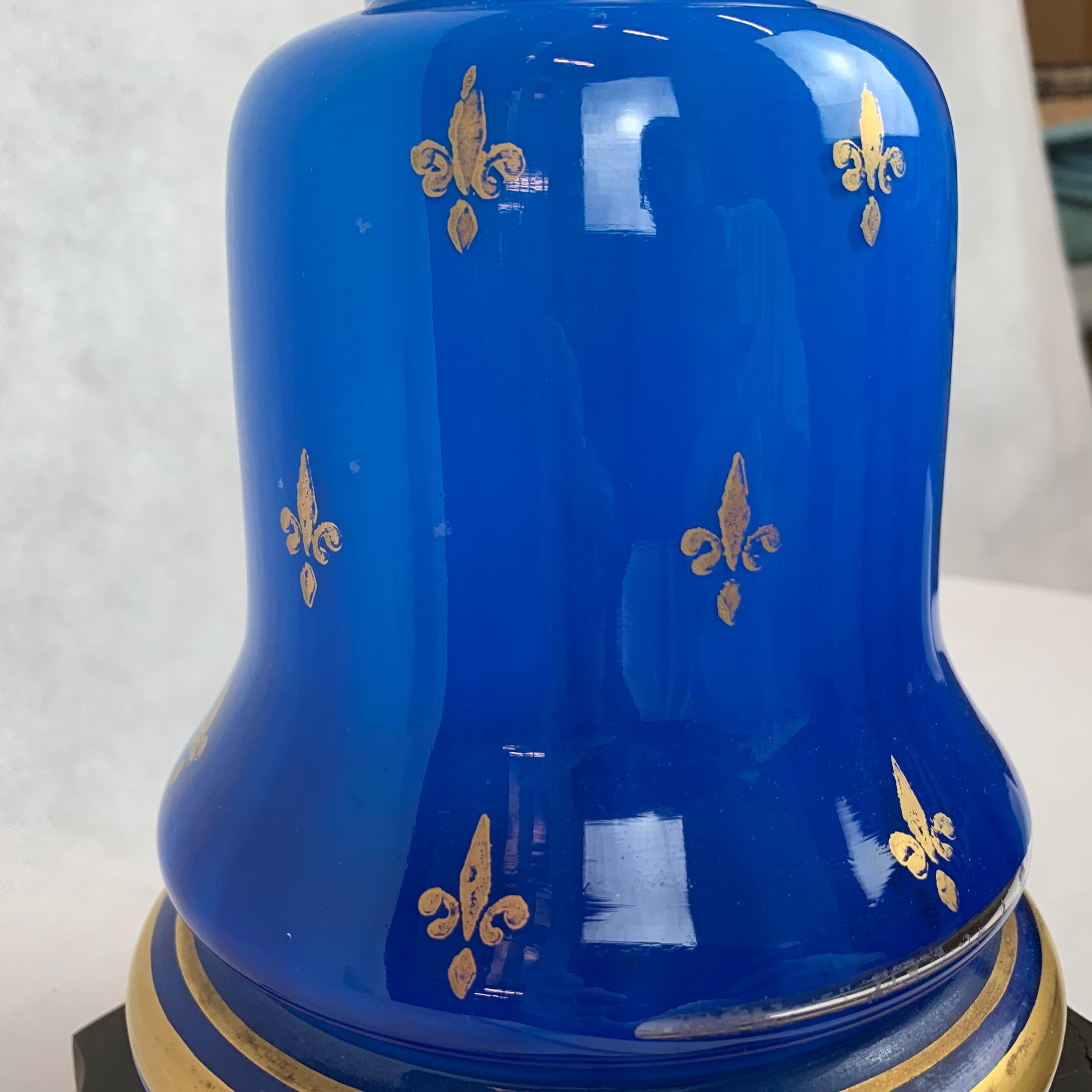 20ième siècle Lampe française en verre opalin bleu avec motif de fleur de lys doré en vente