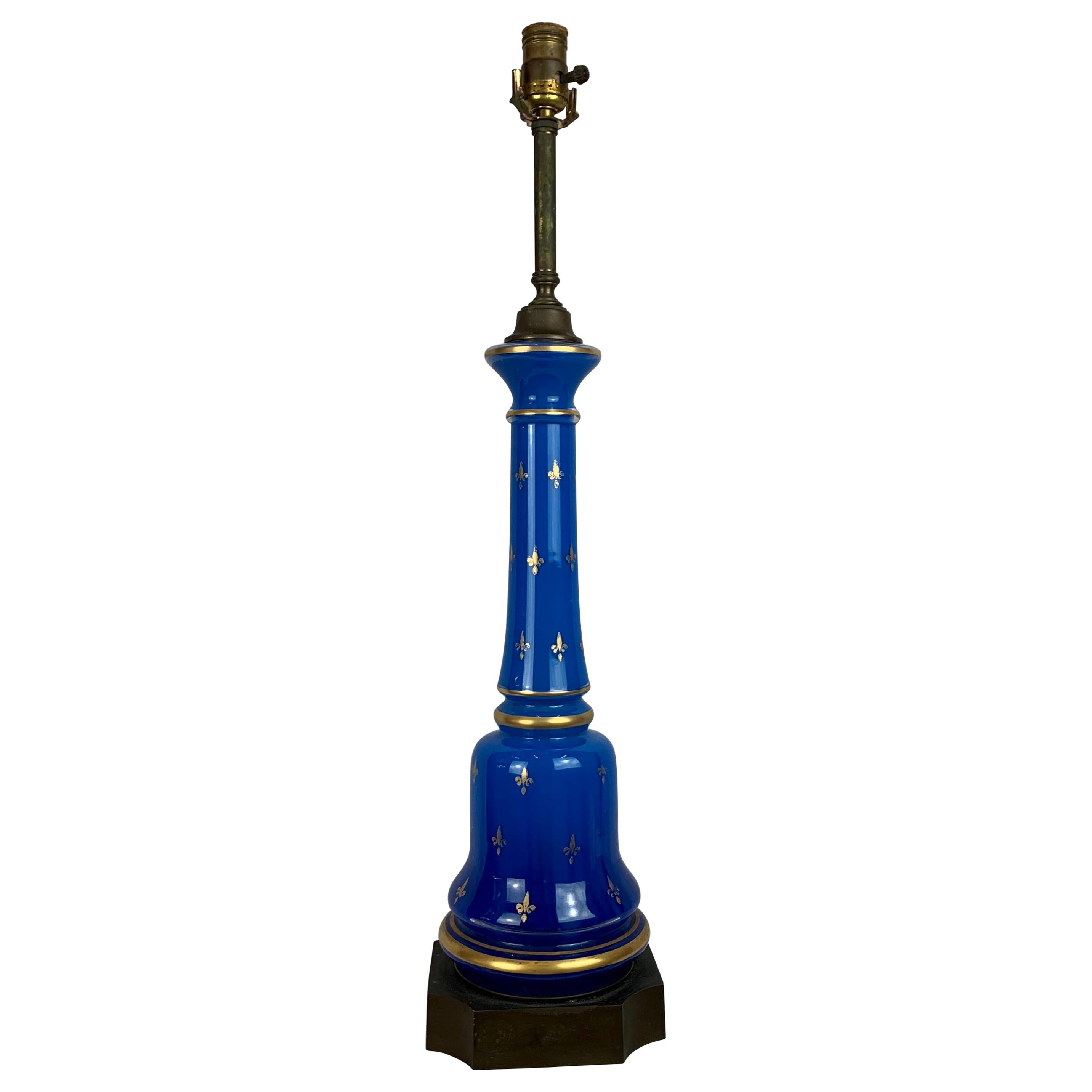 Lampe française en verre opalin bleu avec motif de fleur de lys doré en vente
