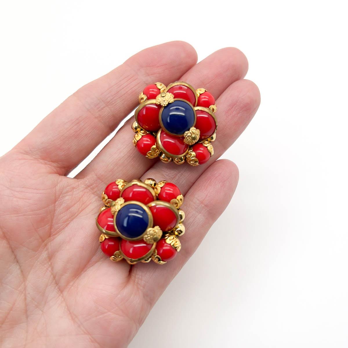 Un clásico par de pendientes franceses vintage azules y rojos con un detallado adorno dorado. Una declaración de estilo fuerte y clásica de la Francia de los años 40.

Una belleza sin firmar. Un raro tesoro. Que una joya no lleve el nombre de un