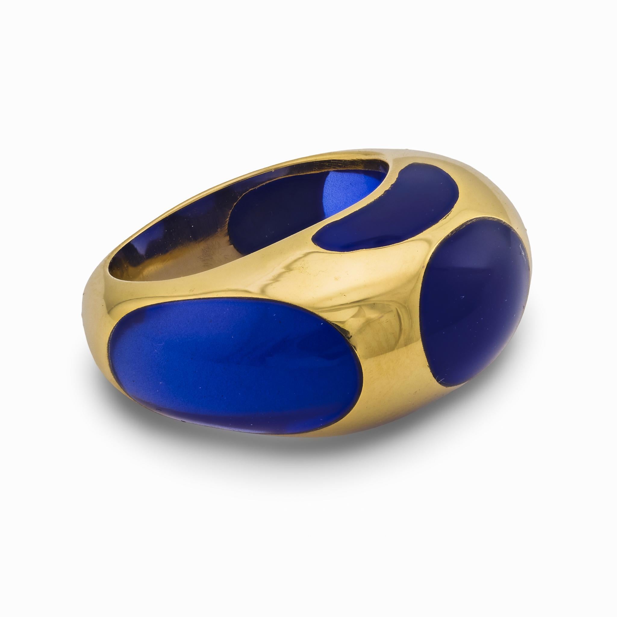 Contemporaneo Anello vintage in resina blu francese e oro giallo 18 carati in vendita