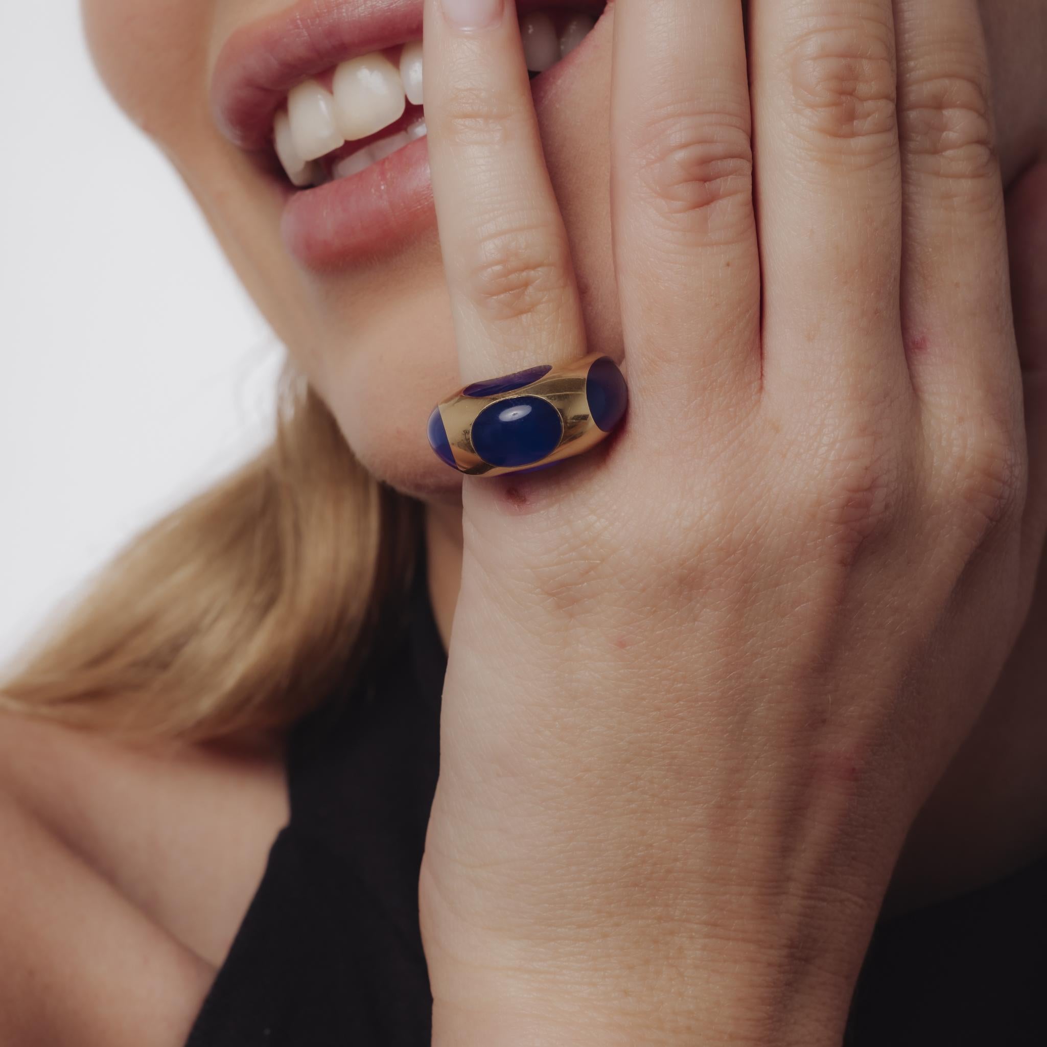 Anello vintage in resina blu francese e oro giallo 18 carati In condizioni buone in vendita a Beverly Hills, CA