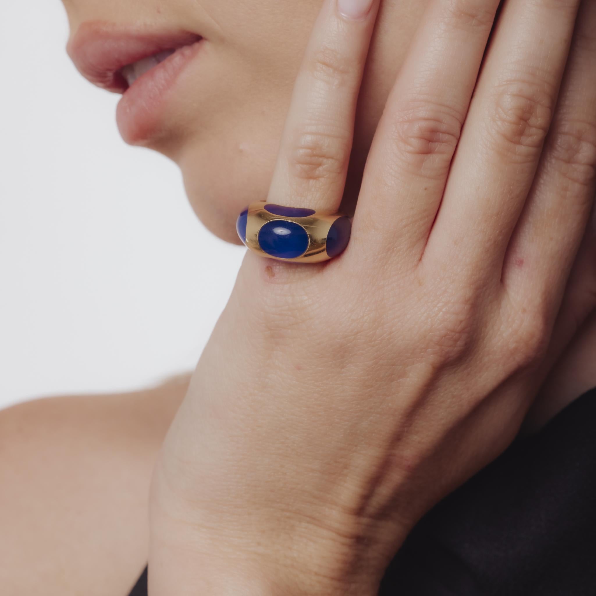 Anello vintage in resina blu francese e oro giallo 18 carati in vendita 1