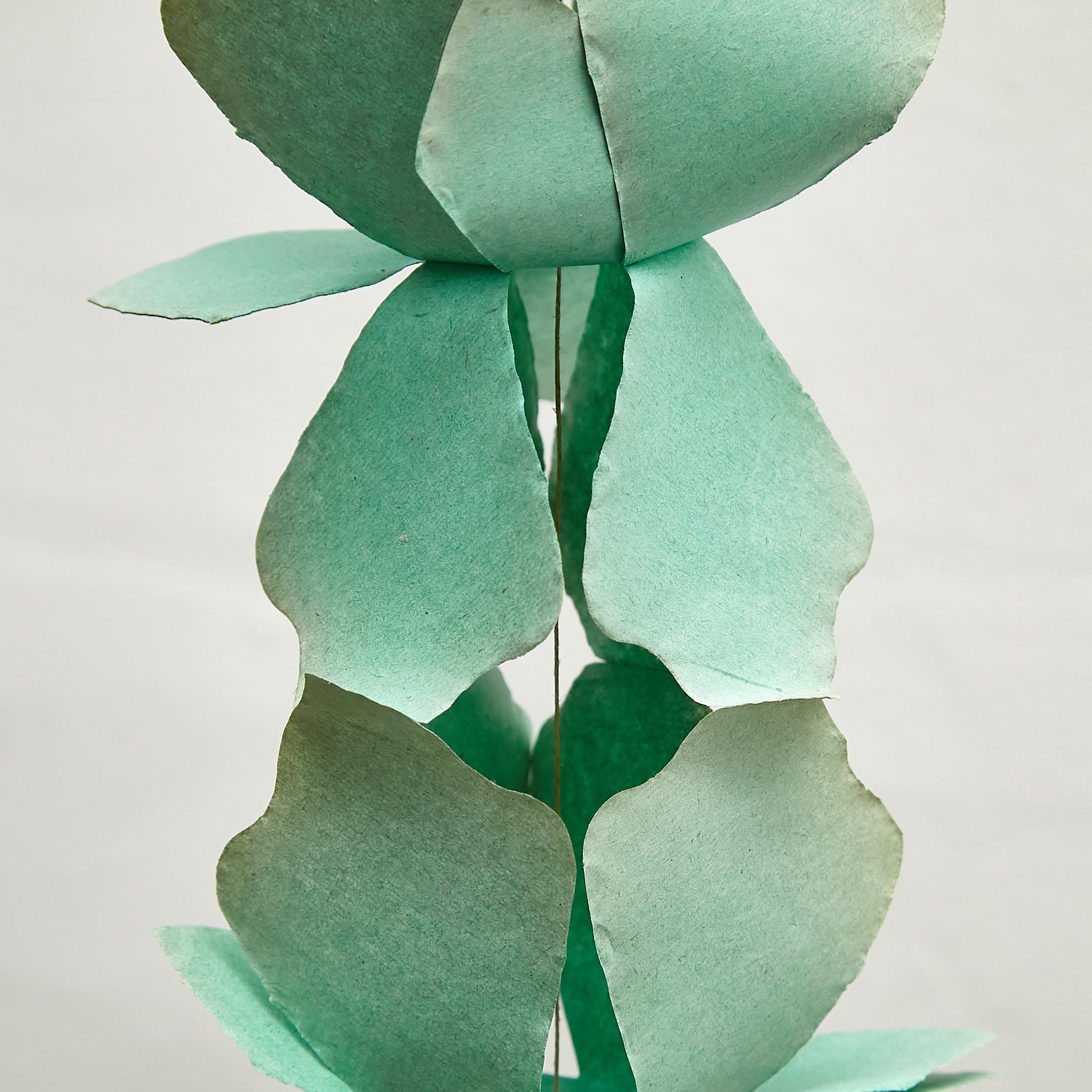 Papier Sculpture française ancienne de guirlande en papier aux tons bleus, circa 1930