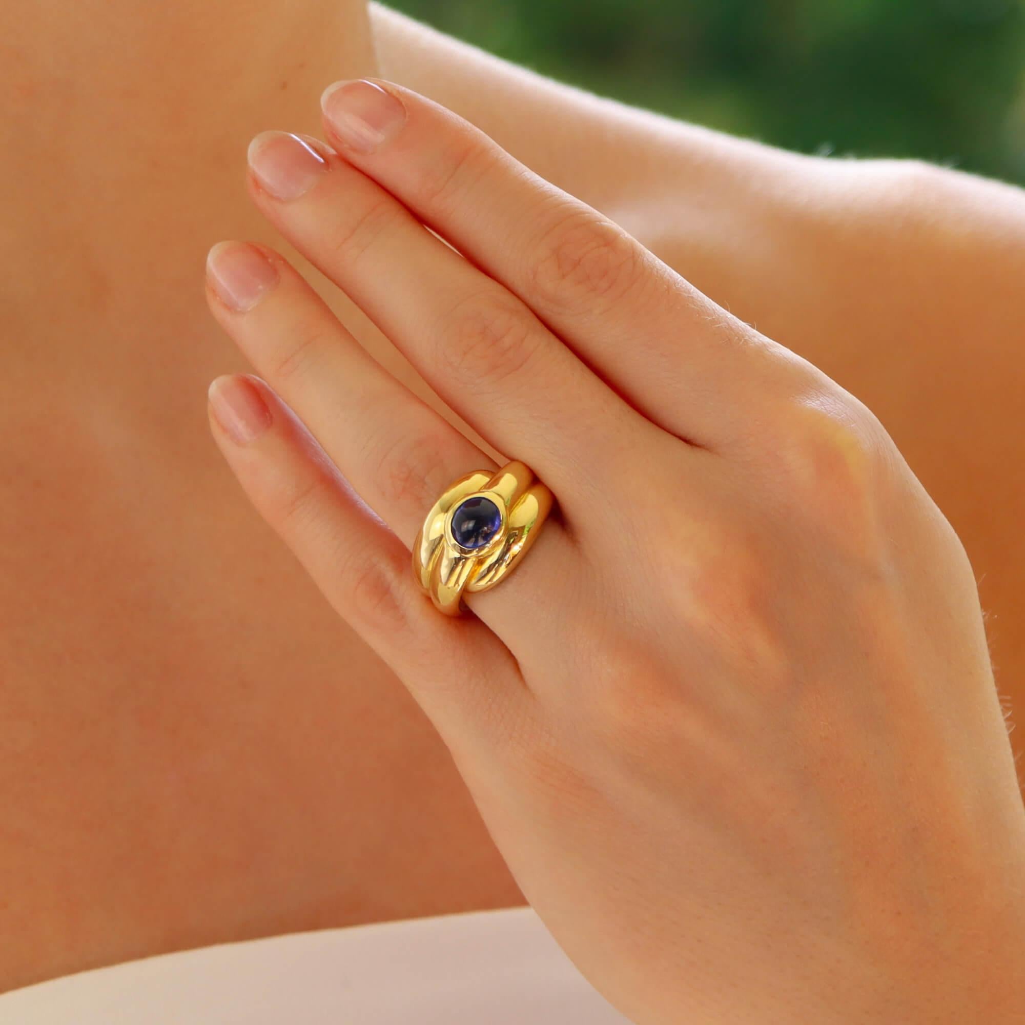 Ein schöner französischer Vintage-Saphir-Bombé-Ring in 18 Karat Gelbgold.

Der Ring ist in einem erhabenen, geriffelten Bombé-Design gestaltet und ist in der Mitte mit einem ovalen Cabochon-Saphir besetzt.

Durch das Design hebt sich dieses Stück am