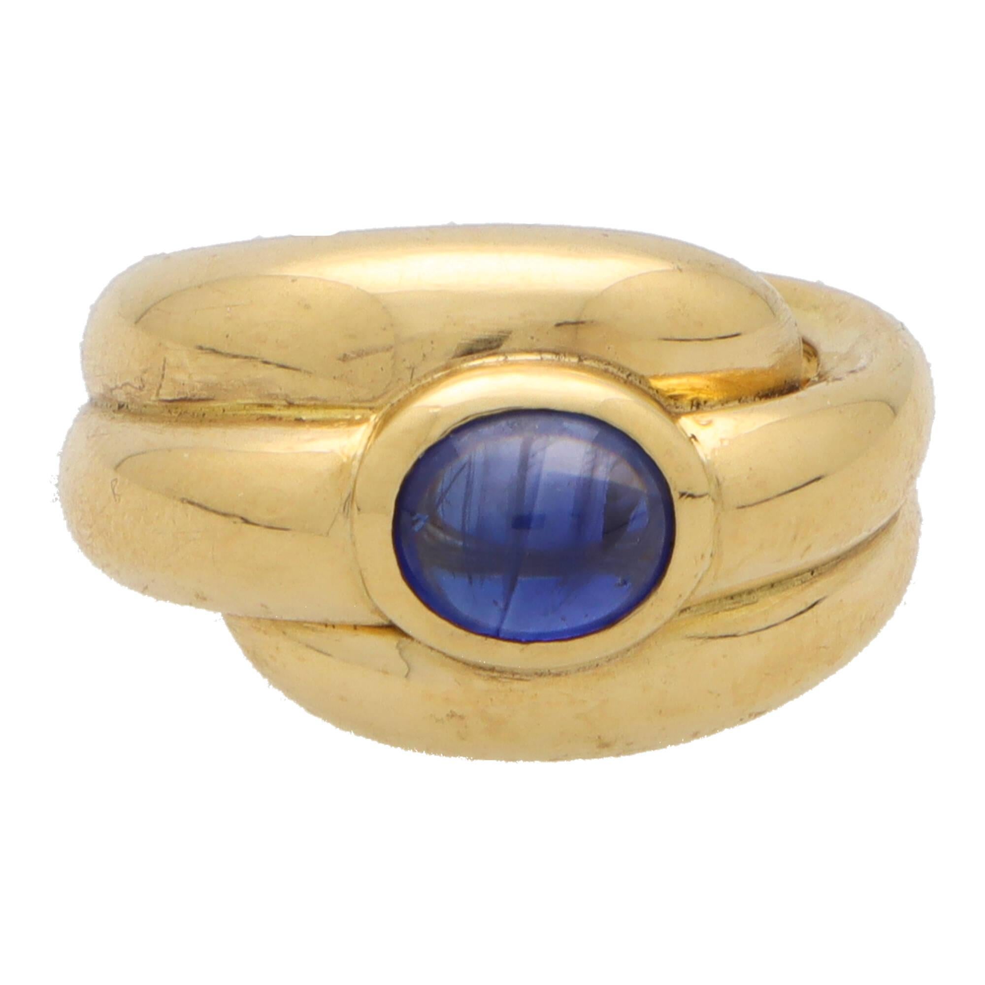 Vintage French Bombé Cabochon Sapphire Ring in 18k Gelbgold (Moderne)