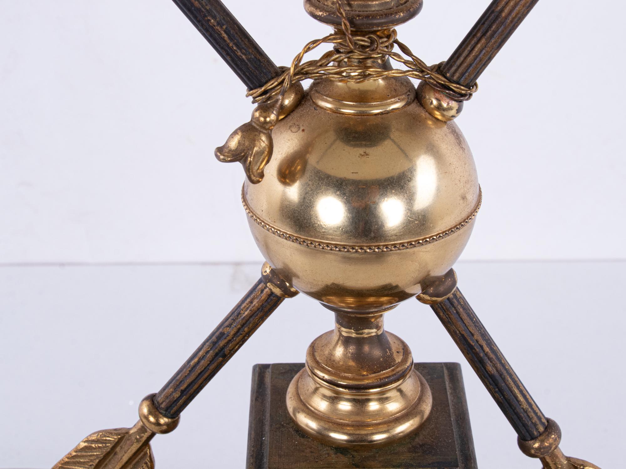 Elegante lampe de table Bouillotte de style Empire en bronze et laiton avec un abat-jour en métal. 
 
Mesures : Hauteur 20.5