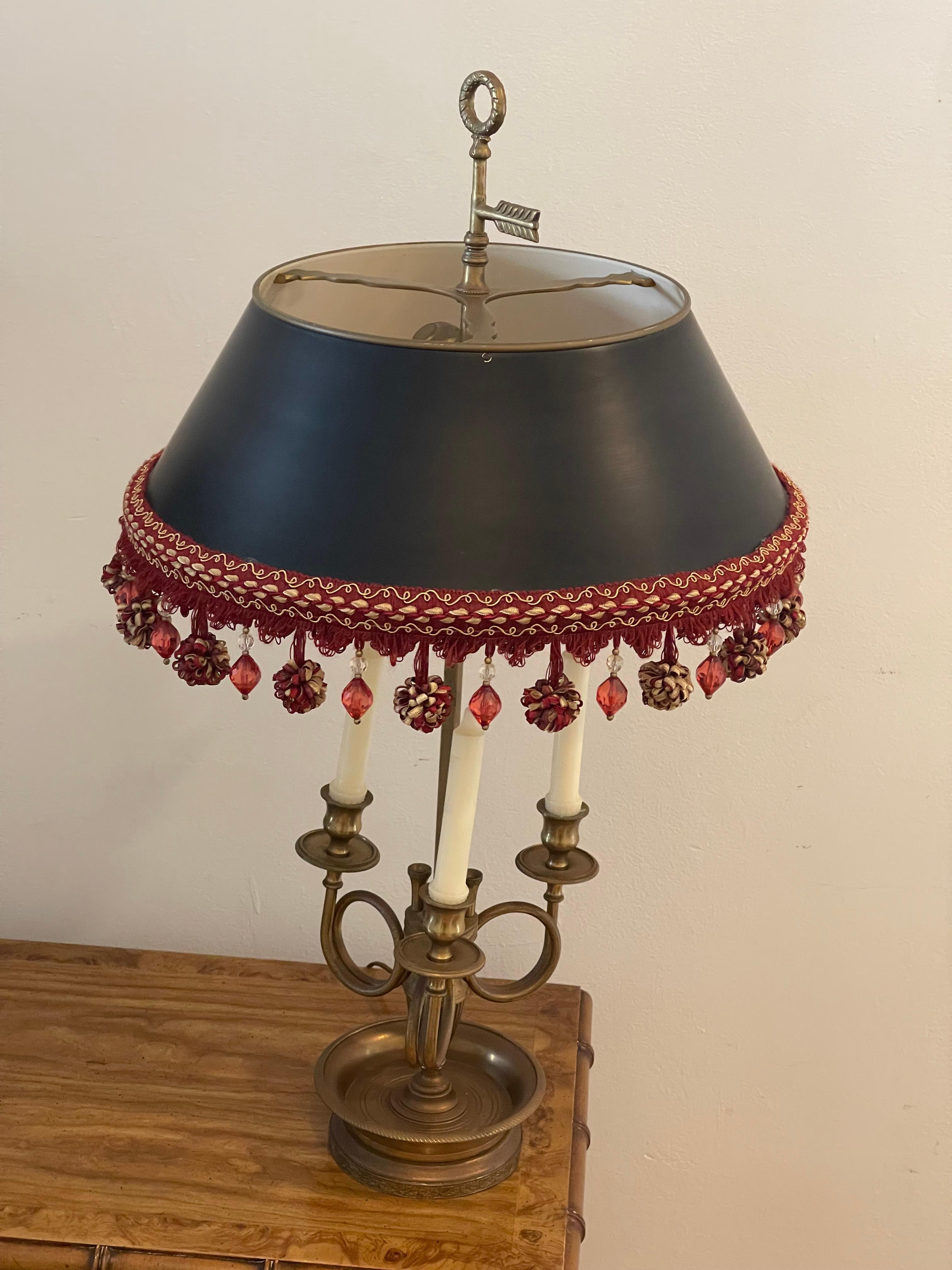Lampada francese d'epoca in ottone in stile Boullioun con paralume in piastrelle nere con frange.
