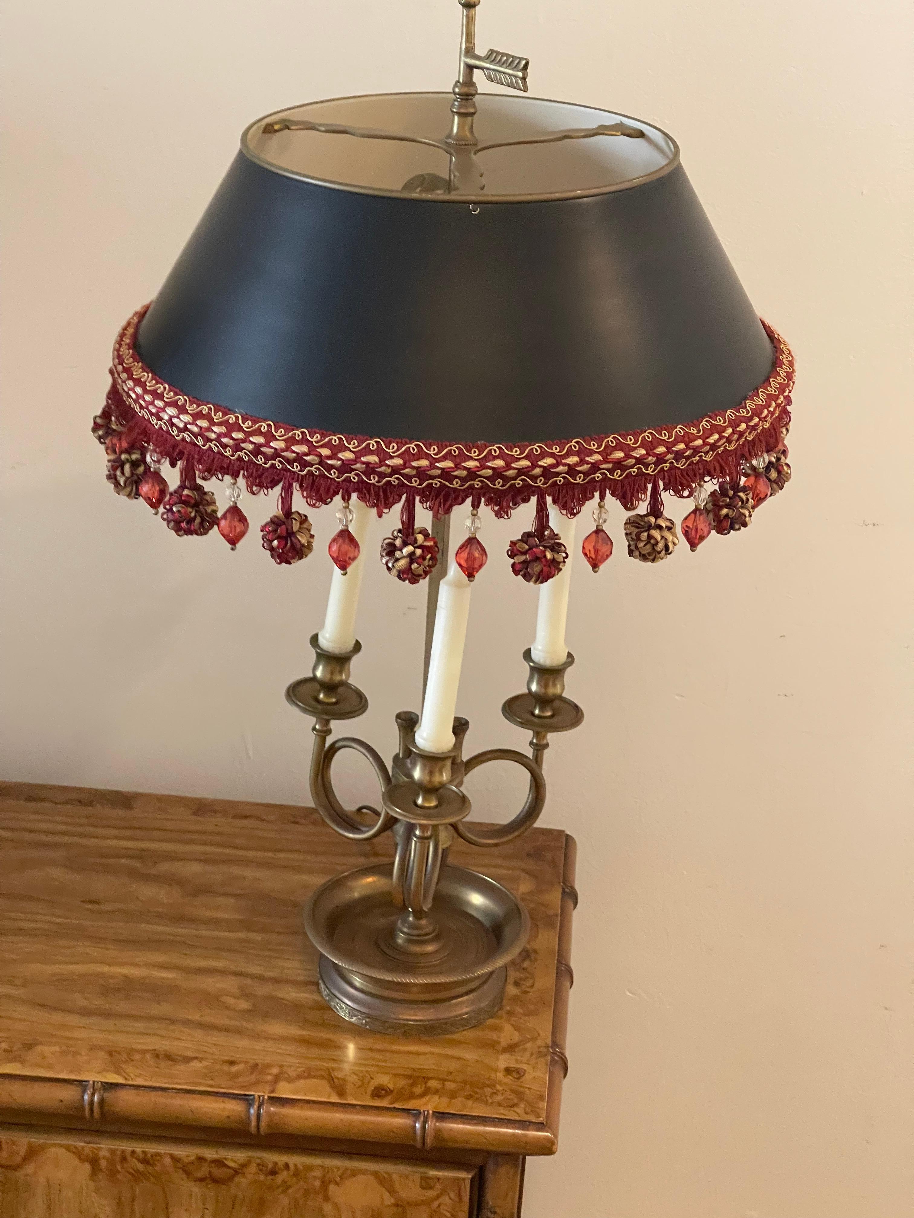 Americano Paralume in ottone per lampada Bouillotte francese d'epoca con frange in vendita