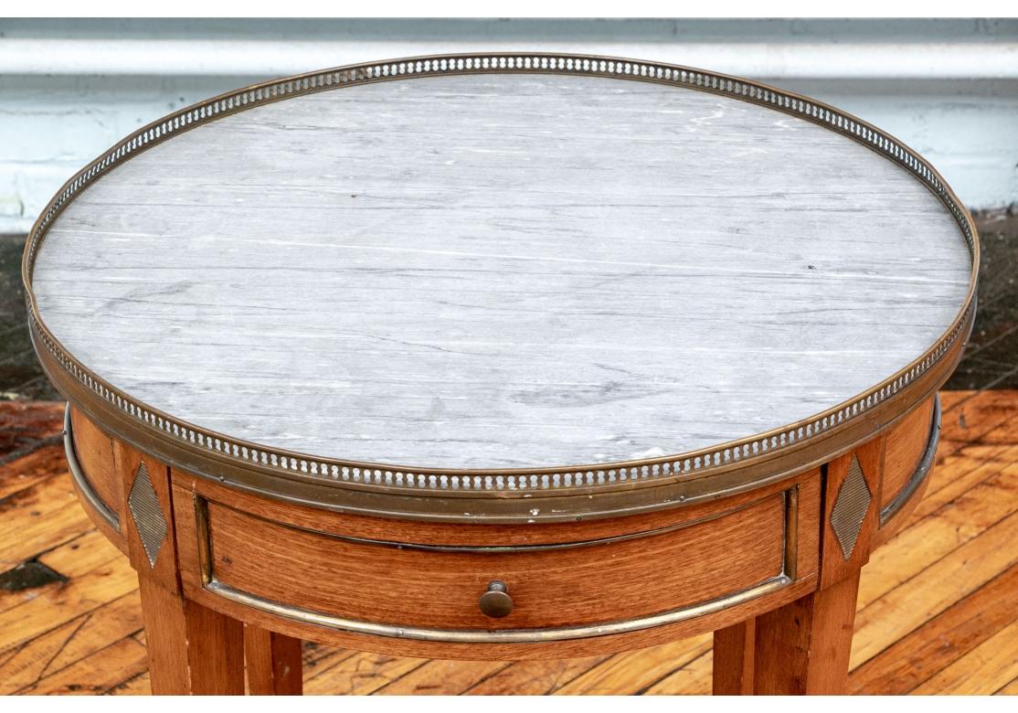 Louis XVI Table bouillotte française vintage avec plateau en marbre inséré à restaurer en vente