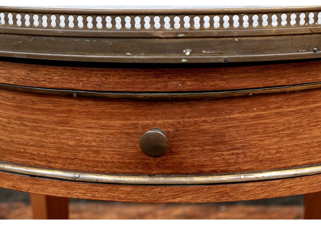 Français Table bouillotte française vintage avec plateau en marbre inséré à restaurer en vente