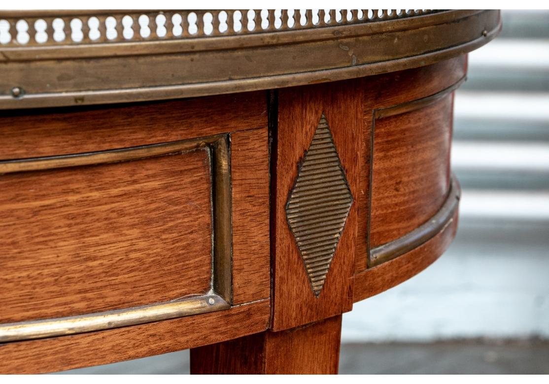 20ième siècle Table bouillotte française vintage avec plateau en marbre inséré à restaurer en vente