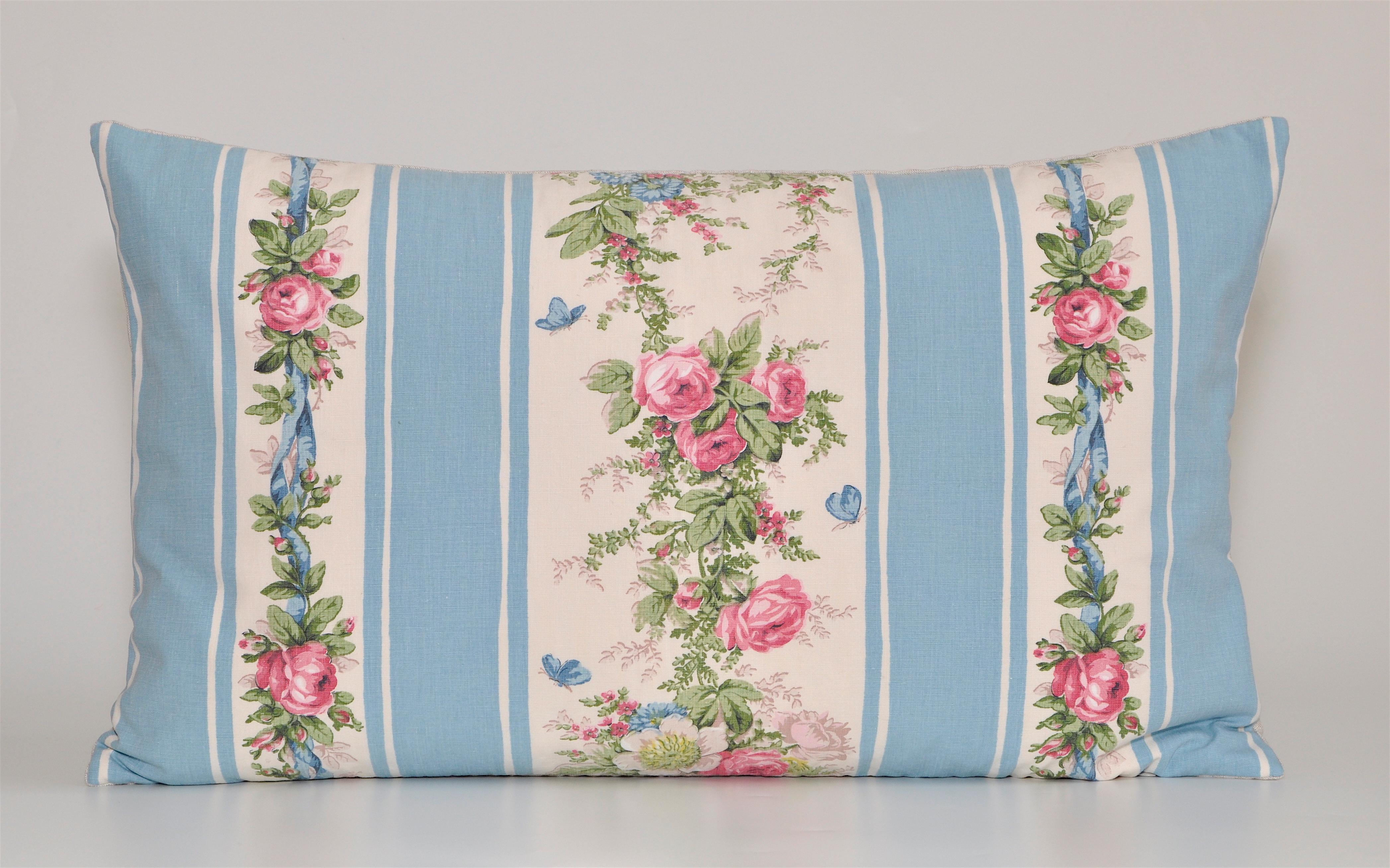Tessuto vintage francese Boussac Versailles con cuscino da letto in lino irlandese blu 

Cuscini di lusso su misura creati con il tessuto vintage francese 'Petit Trianon' Boussac della collezione 'Romanex' in blu chiaro con un bellissimo motivo di