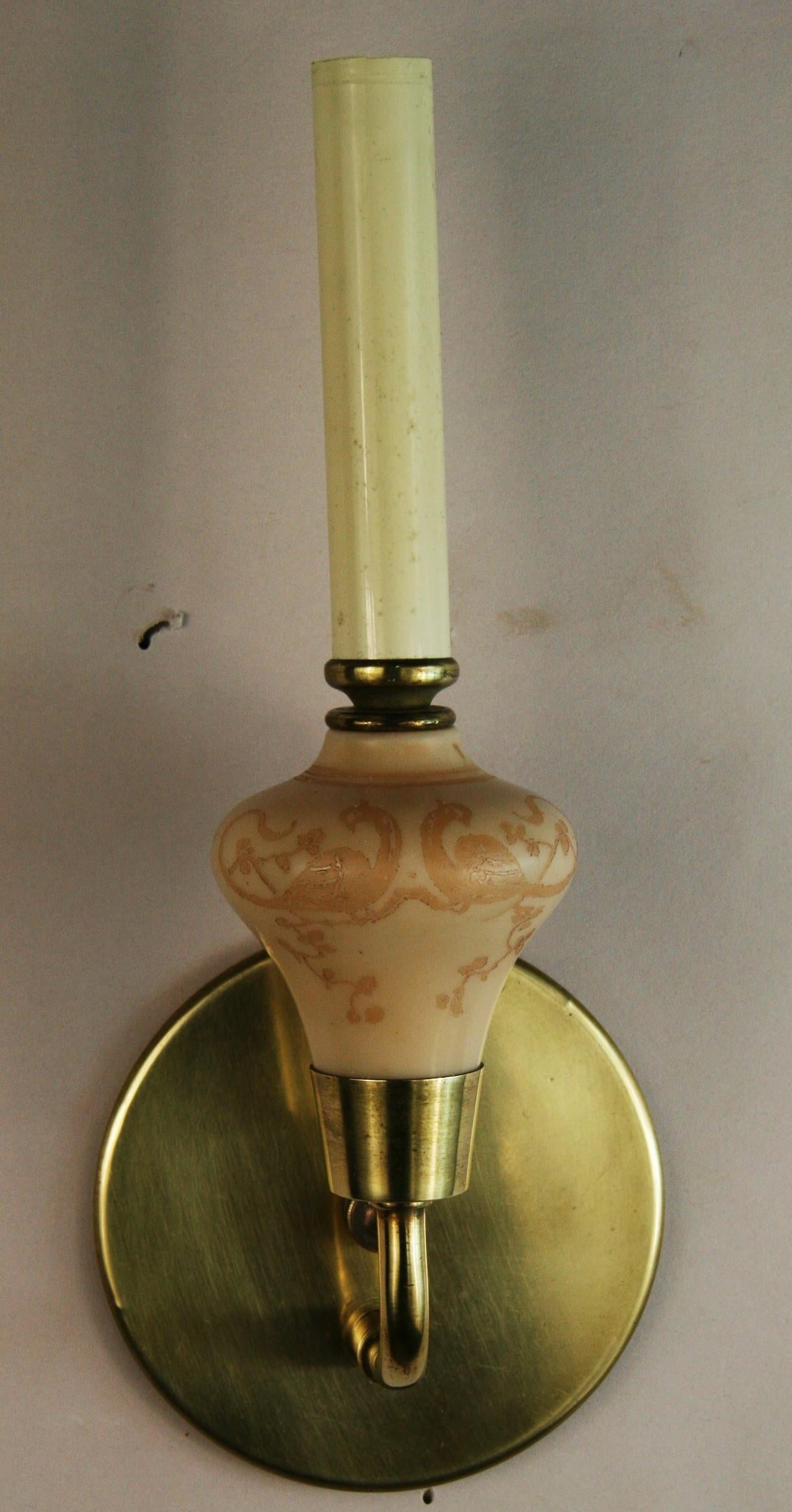 1586  Ein Paar französische Daum-Leuchter aus geätztem Glas und Messing
Geätzte Vögel und blattförmige Details
Für eine 60-Watt-Glühbirne mit Kandelabersockel geeignet
Neu verkabelt.