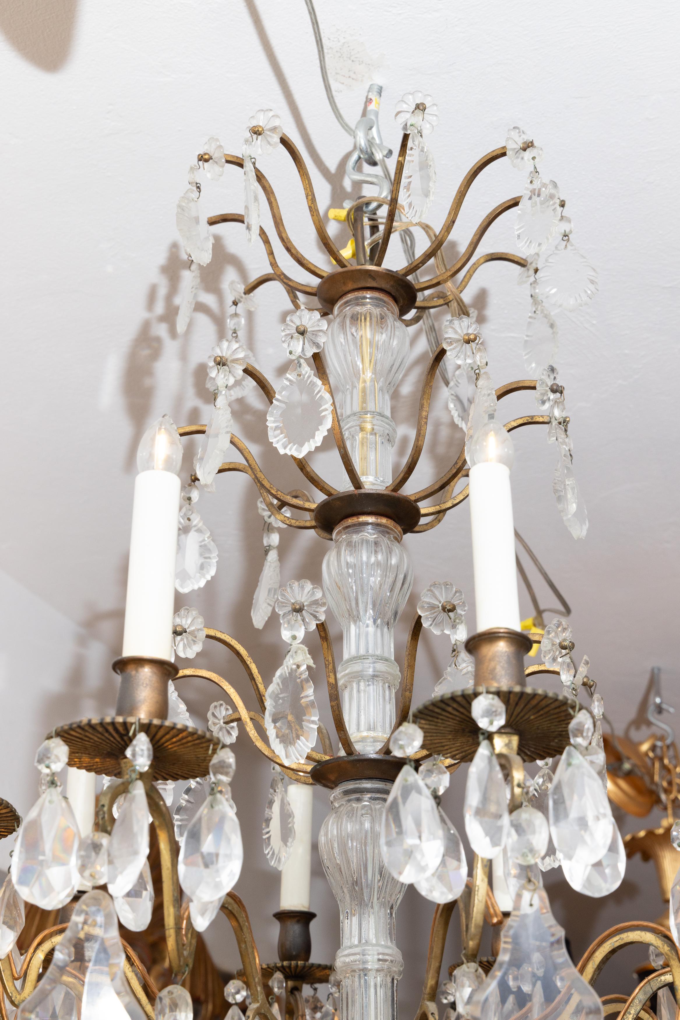 Lampadario francese d'epoca in ottone e cristallo In condizioni buone in vendita a WEST PALM BEACH, FL