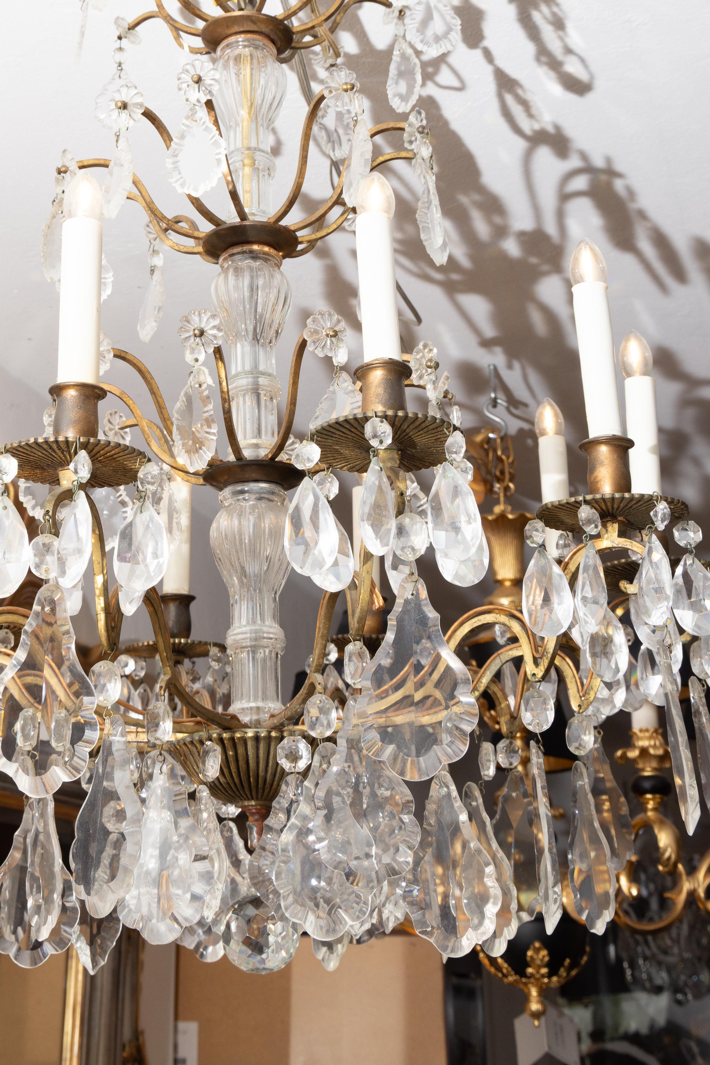XX secolo Lampadario francese d'epoca in ottone e cristallo in vendita