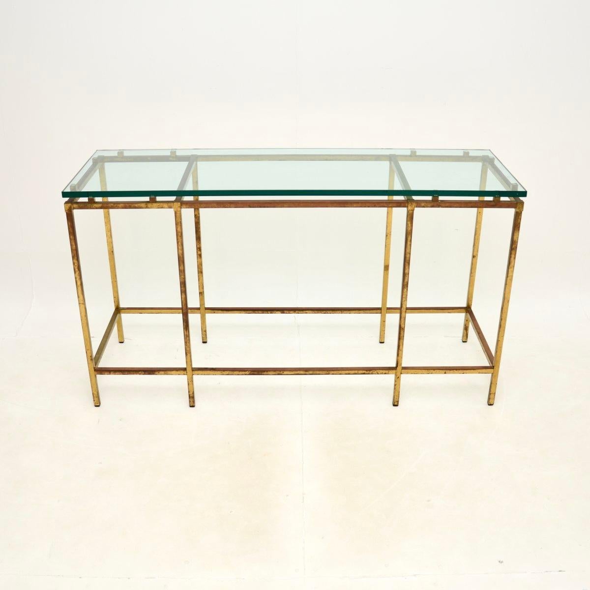 Une fantastique table console française vintage en laiton et verre, datant des années 1960.

La qualité est exceptionnelle, le cadre est très bien réalisé en laiton massif, qui a acquis une belle patine. Le plateau en verre d'un pouce d'épaisseur