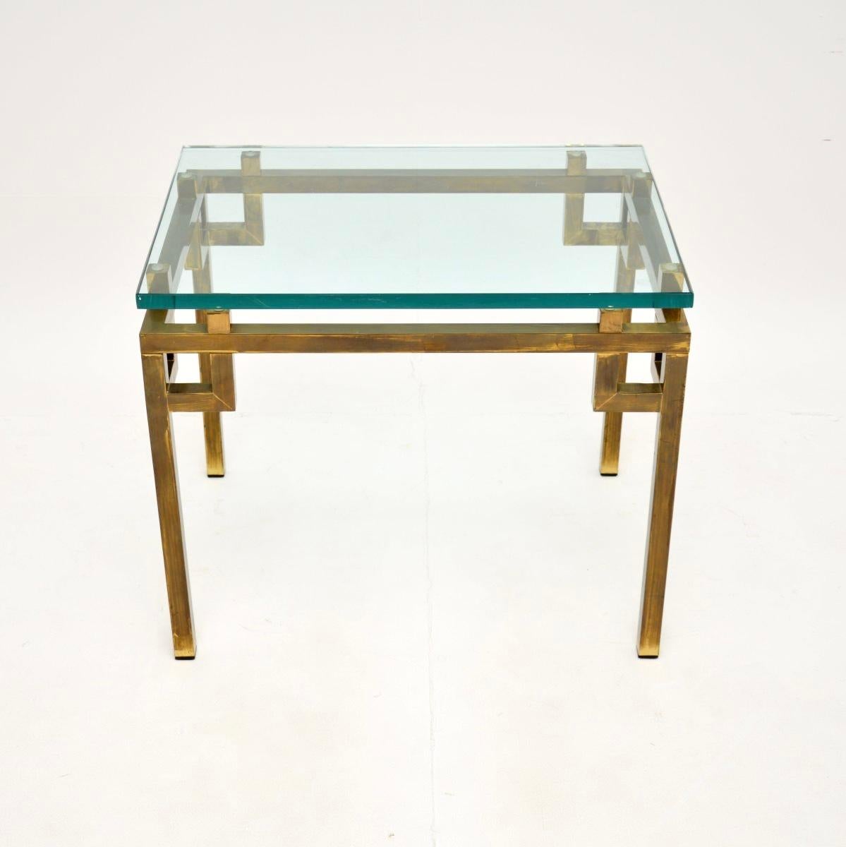 Une table d'appoint en laiton et en verre, très élégante et extrêmement bien fabriquée, datant des années 1960.

Ce produit est de très bonne qualité, il a un beau design et est d'une taille utile. Le cadre en laiton présente une patine magnifique
