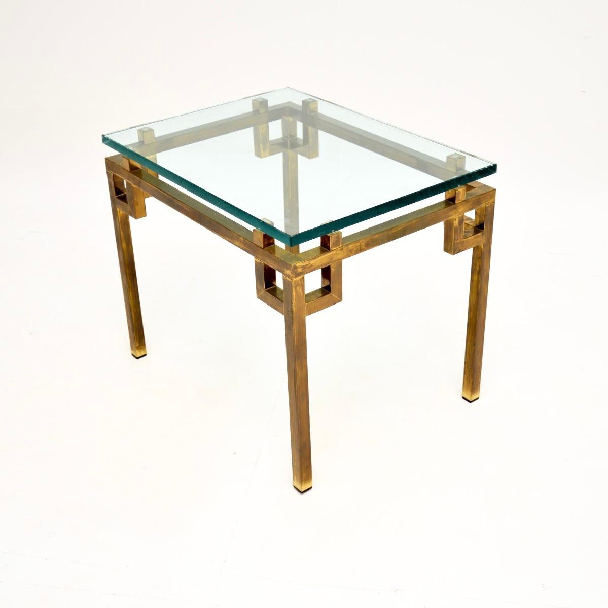 Mid-Century Modern Table d'appoint vintage en laiton et verre en vente