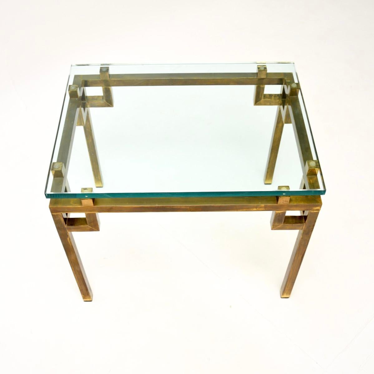 Français Table d'appoint vintage en laiton et verre en vente