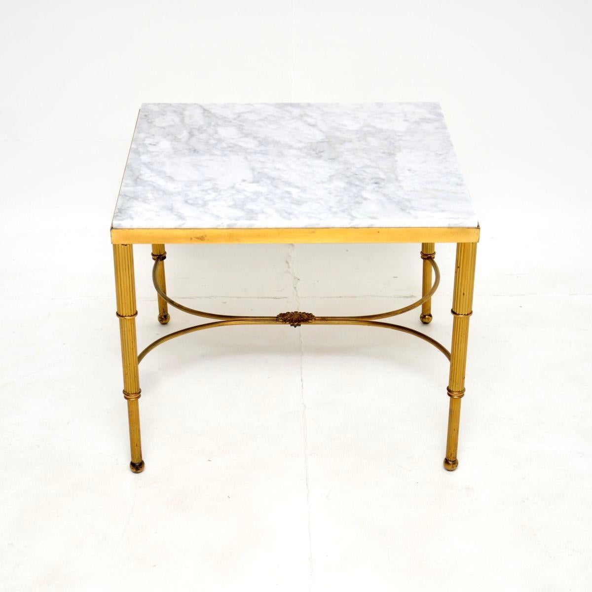 Vintage French Brass and Marble Coffee / Side Table Moderno de mediados de siglo en venta