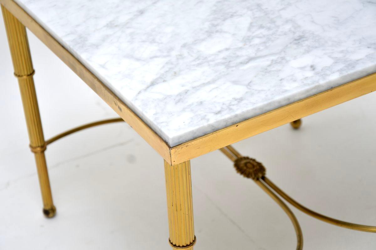Vintage French Brass and Marble Coffee / Side Table Latón en venta