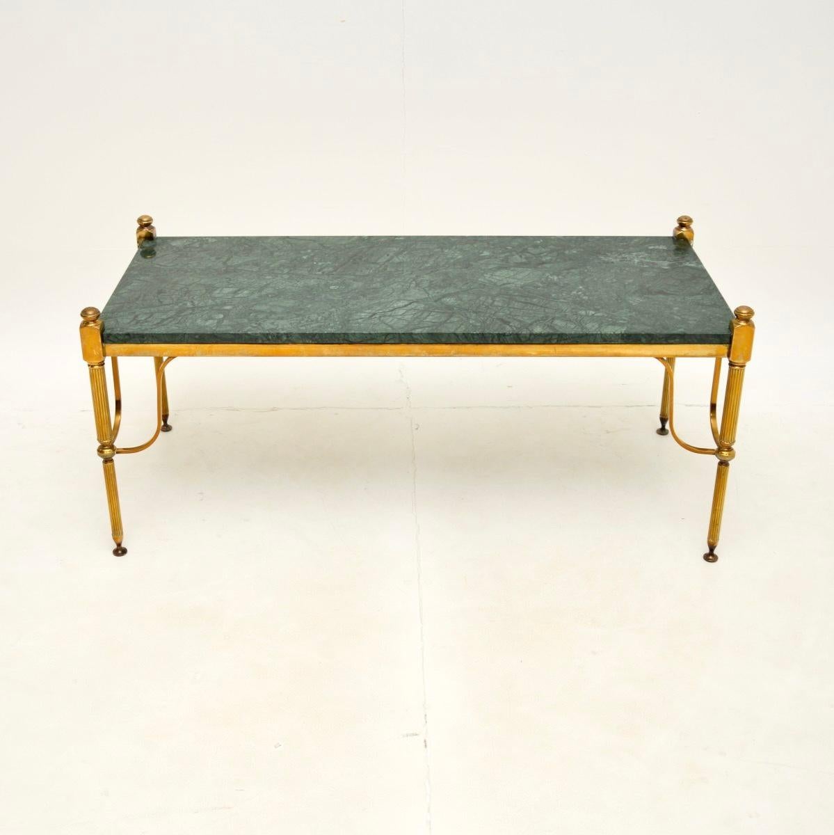 Une superbe table basse française en laiton et marbre, datant des années 1960.

Ce produit est d'une qualité exceptionnelle, le cadre en laiton massif a un design magnifique et il est d'une taille très utile. Les pieds cannelés sont dotés de