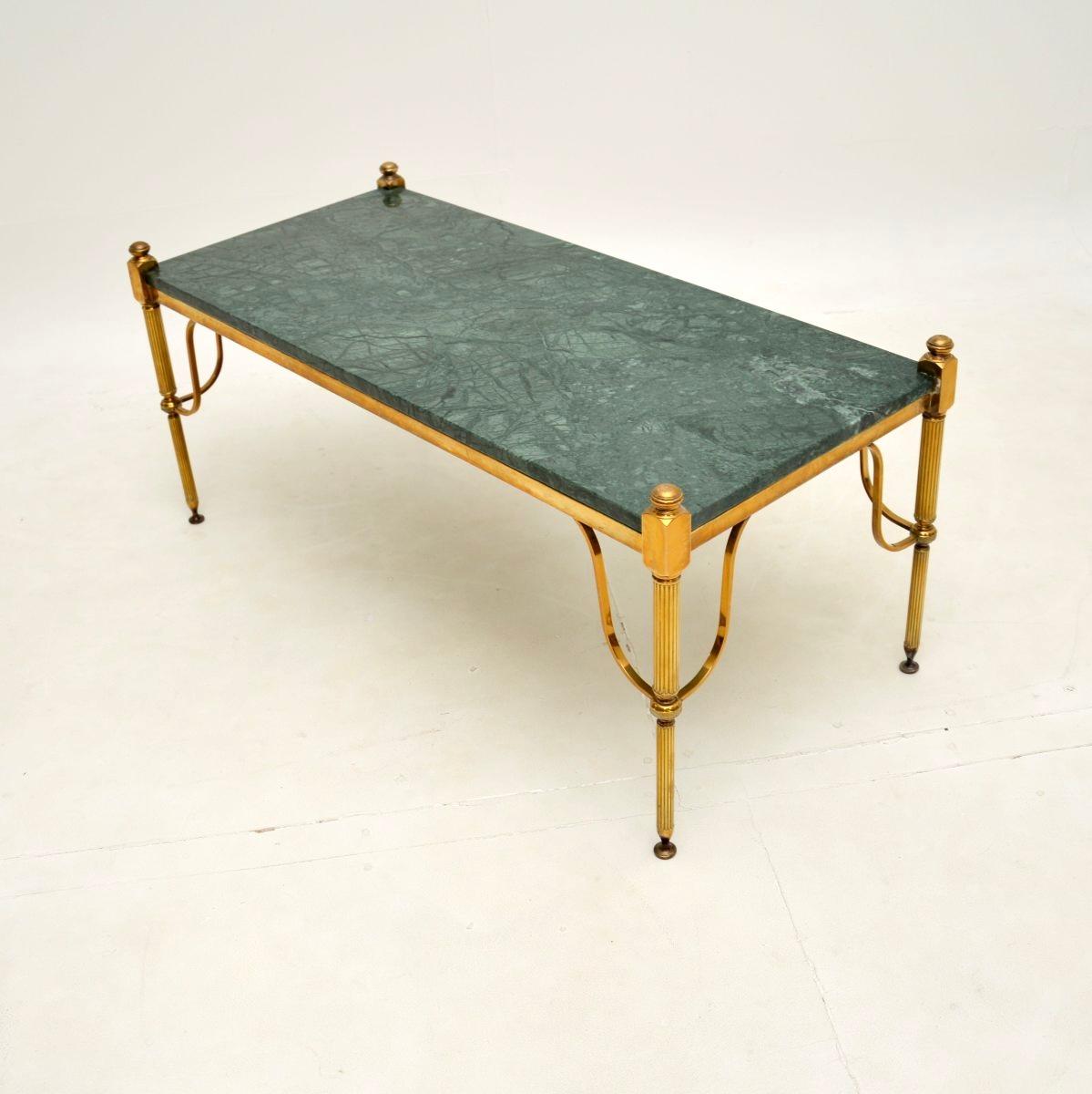 Mid-Century Modern Table basse vintage en laiton et marbre en vente