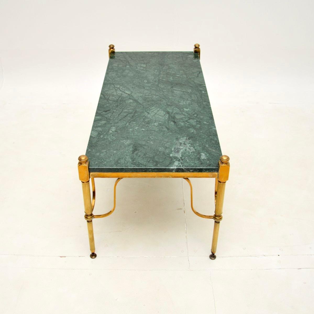 Français Table basse vintage en laiton et marbre en vente