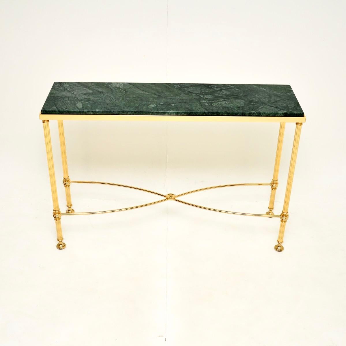Una fantastica consolle francese d'epoca in ottone e marmo, risalente agli anni '70.

È di ottima qualità e ha un design molto elegante. La struttura in ottone è ben rifinita su entrambi i lati, quindi può essere utilizzata come oggetto