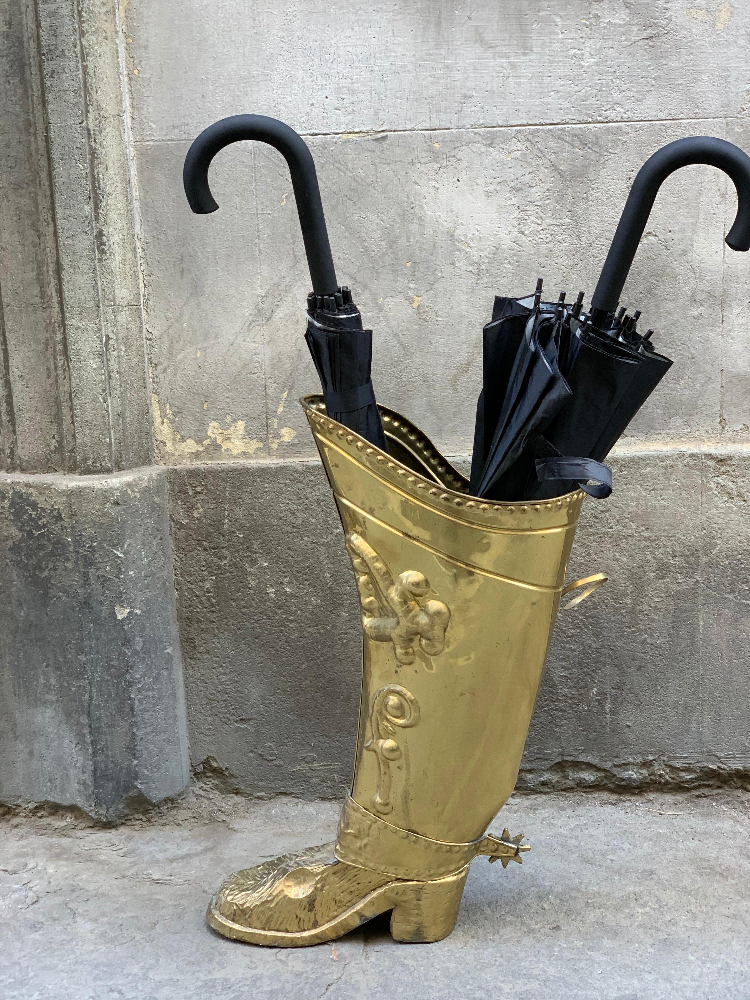 Vintage French brass boot umbrella stand.
A fun hand-hammered brass boot umbrella holder.
Hold several umbrellas and perfect in the right private decor or for commercial use as well.
We have left the aged patinated to keep the vintage taste.

 