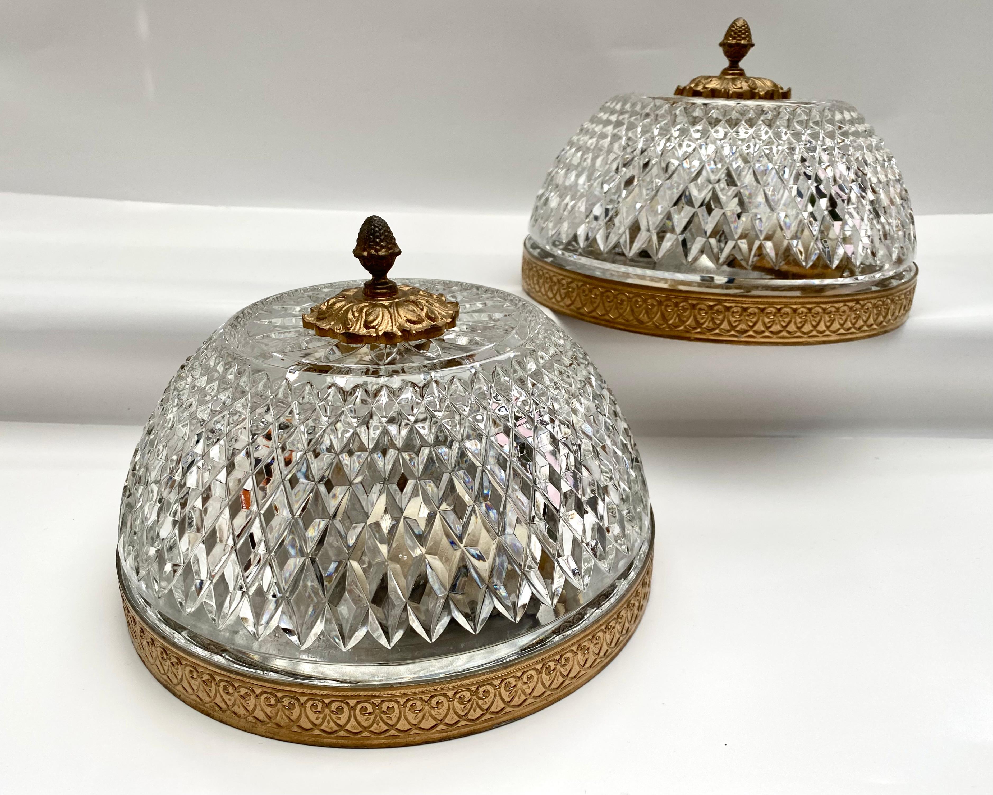 Pareja de lámparas de techo francesas vintage de latón y cristal, años 60

Pareja de lámparas de techo francesas de los años 60. Fabricadas en latón de alta calidad y cristal brillante, estas luces ofrecen una hermosa mezcla de estilo moderno de