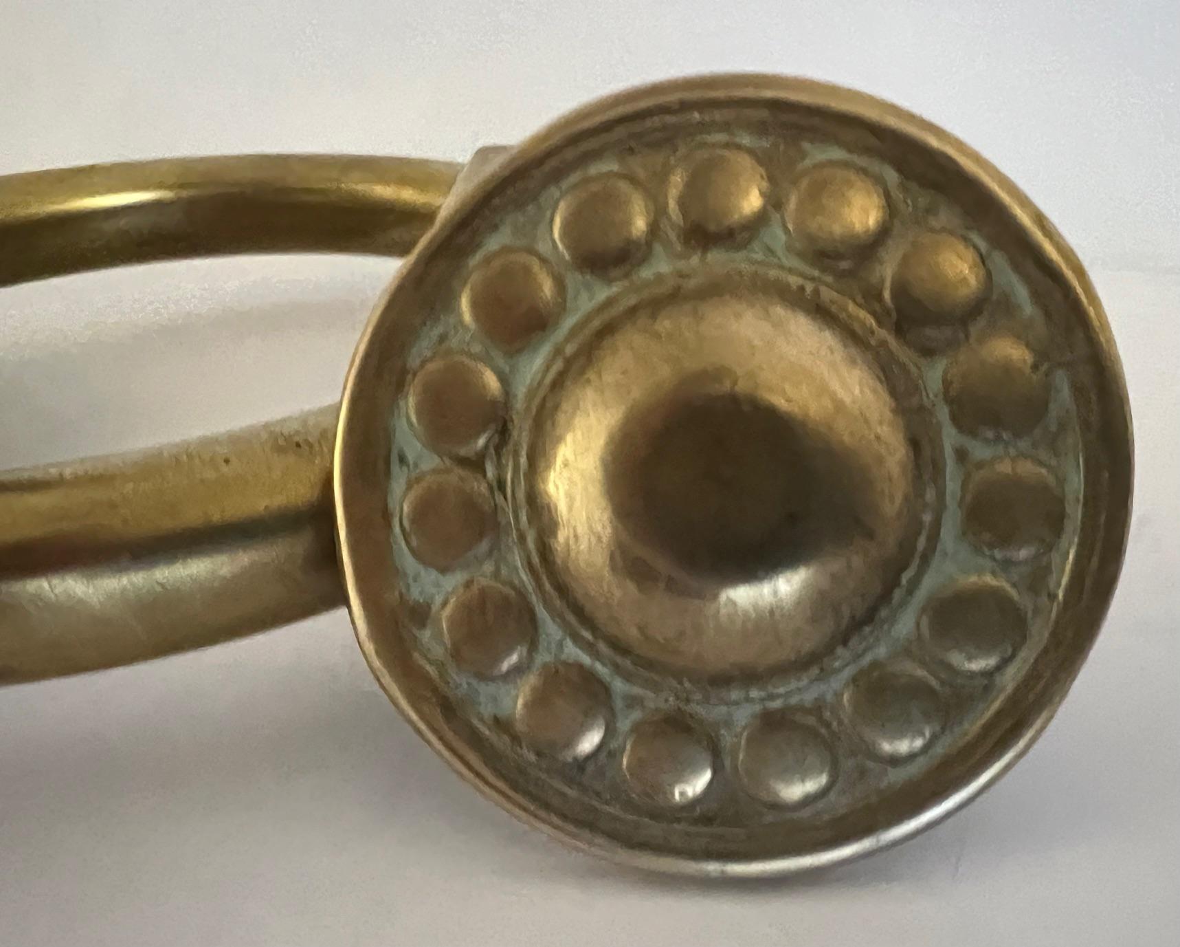 Brutalismo Battente francese d'epoca in ottone con piastra posteriore antica in vendita