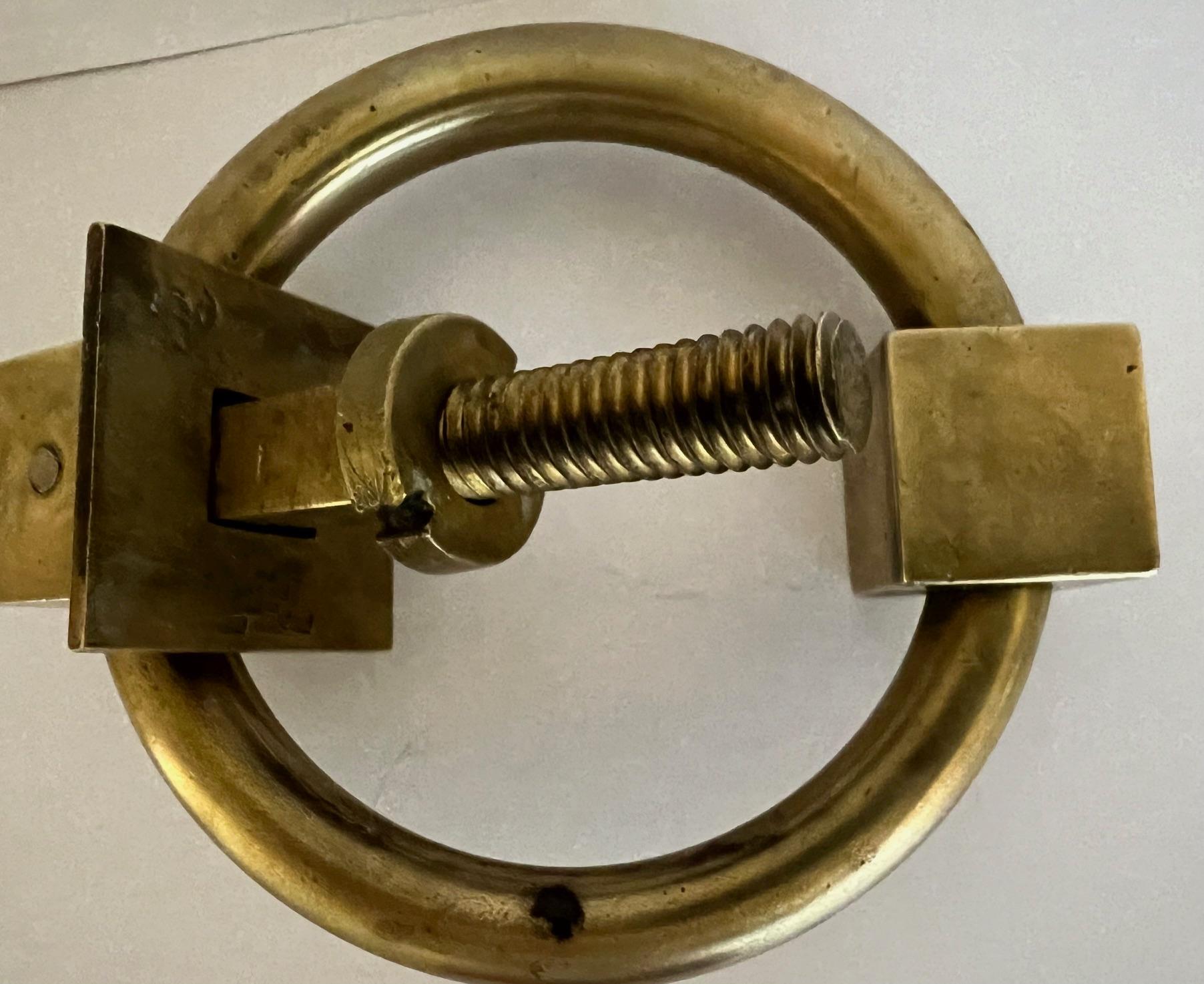 Metà XX secolo Battente francese d'epoca in ottone con piastra posteriore antica in vendita