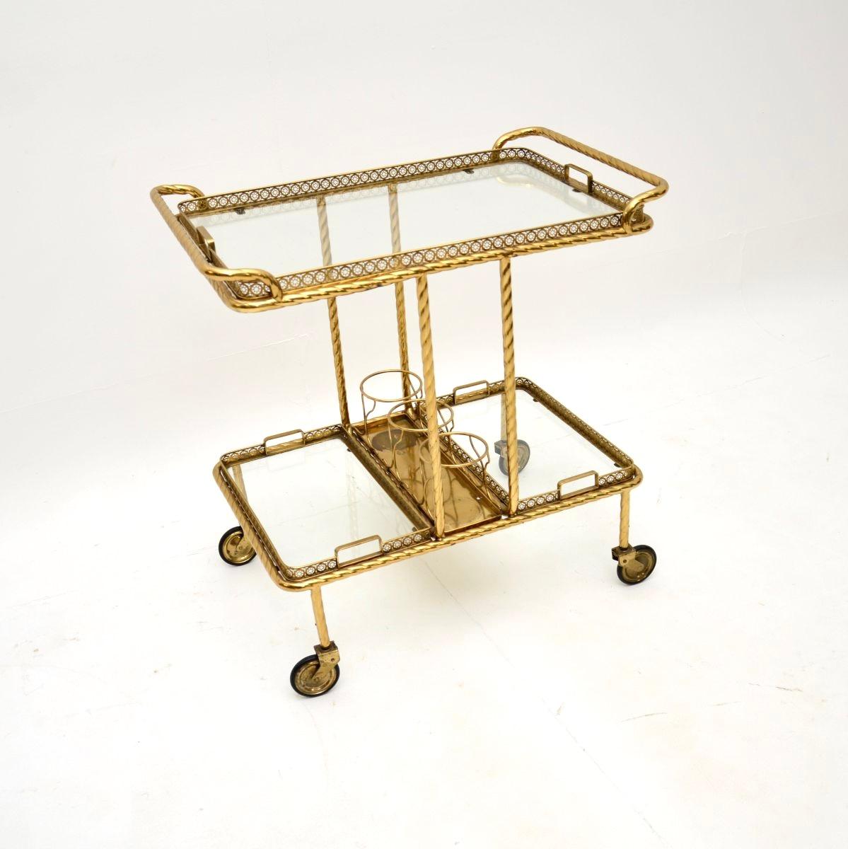 Ein wunderschöner französischer Messing-Getränkewagen für Harrods aus den 1960er Jahren.

Es ist von hervorragender Qualität und verfügt über viele gute Eigenschaften. Er hat eine gute Größe, die obere und die beiden unteren Ablagen können