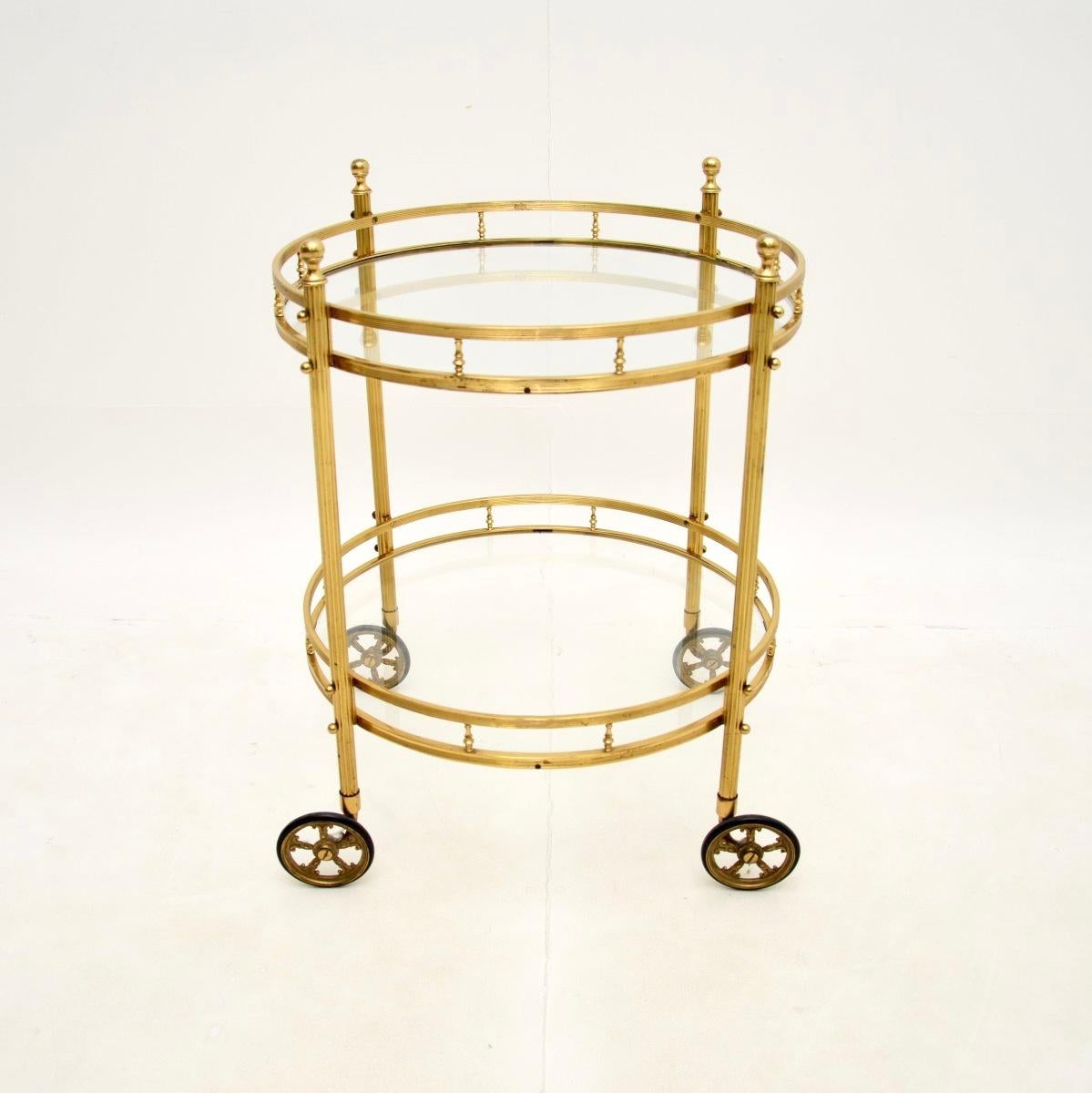 Un favoloso carrello portabevande francese d'epoca in ottone. È stato importato di recente dalla Francia, risale agli anni '1970.

La struttura circolare poggia su splendide gambe scanalate con terminali e presenta gallerie intorno ai piani