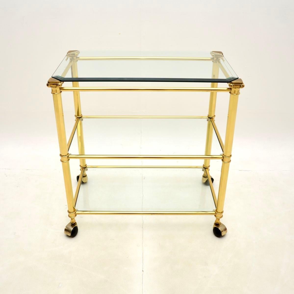Un carrello portabevande francese d'epoca in ottone, elegante e di ottima fattura, risalente agli anni '70.

Il design è splendido e la qualità è ottima. È di dimensioni deliziose e i tre ripiani in vetro possono essere rimossi. La parte superiore