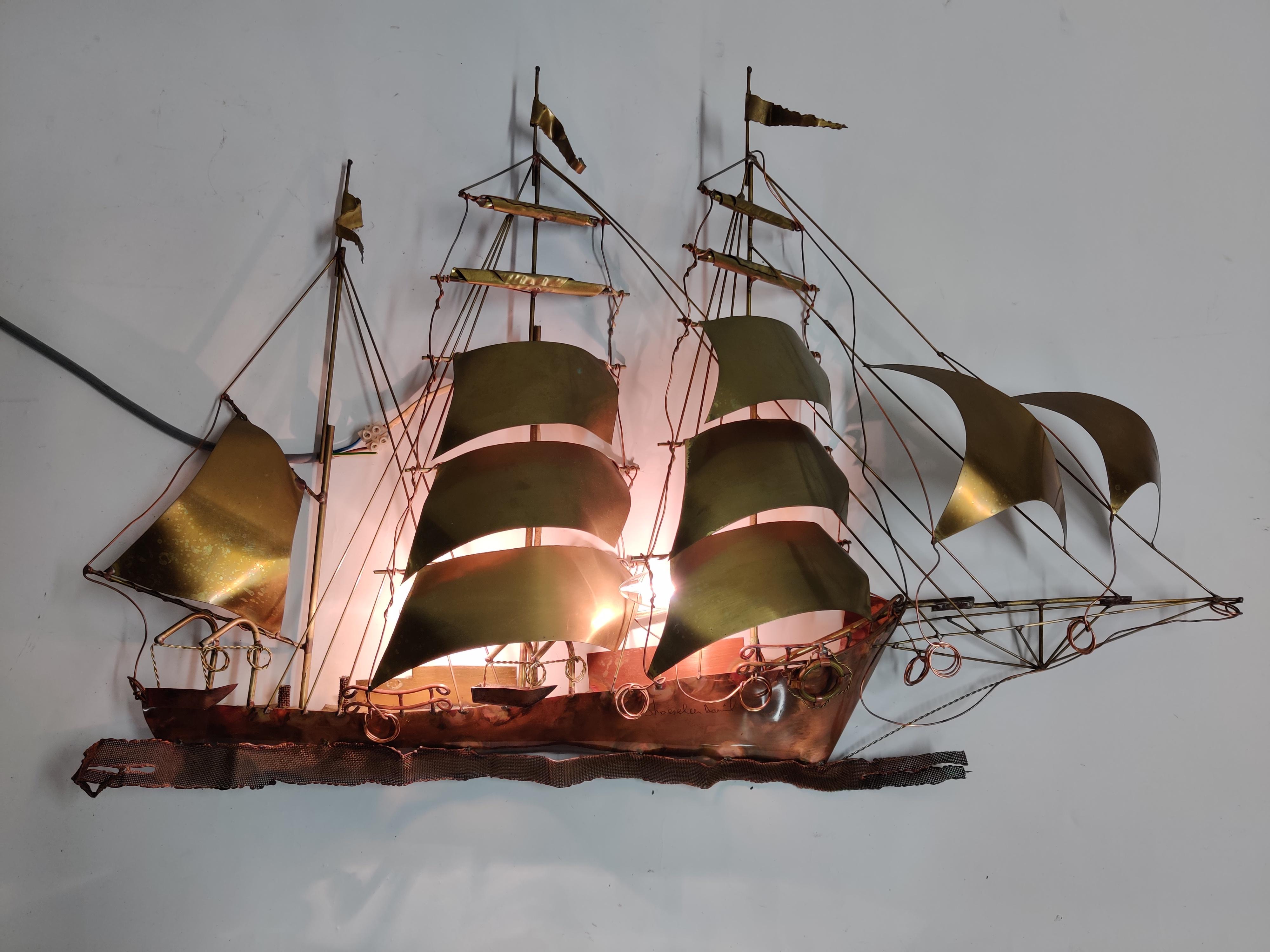 A very rare wall light sculpture in solid copper and brass designed and made in the 1970s by the Belgium artist Daniel d’Haeseleer. This beautiful sailing vessel comes with two light fittings for an even more beautiful effect. This sculpture emits a