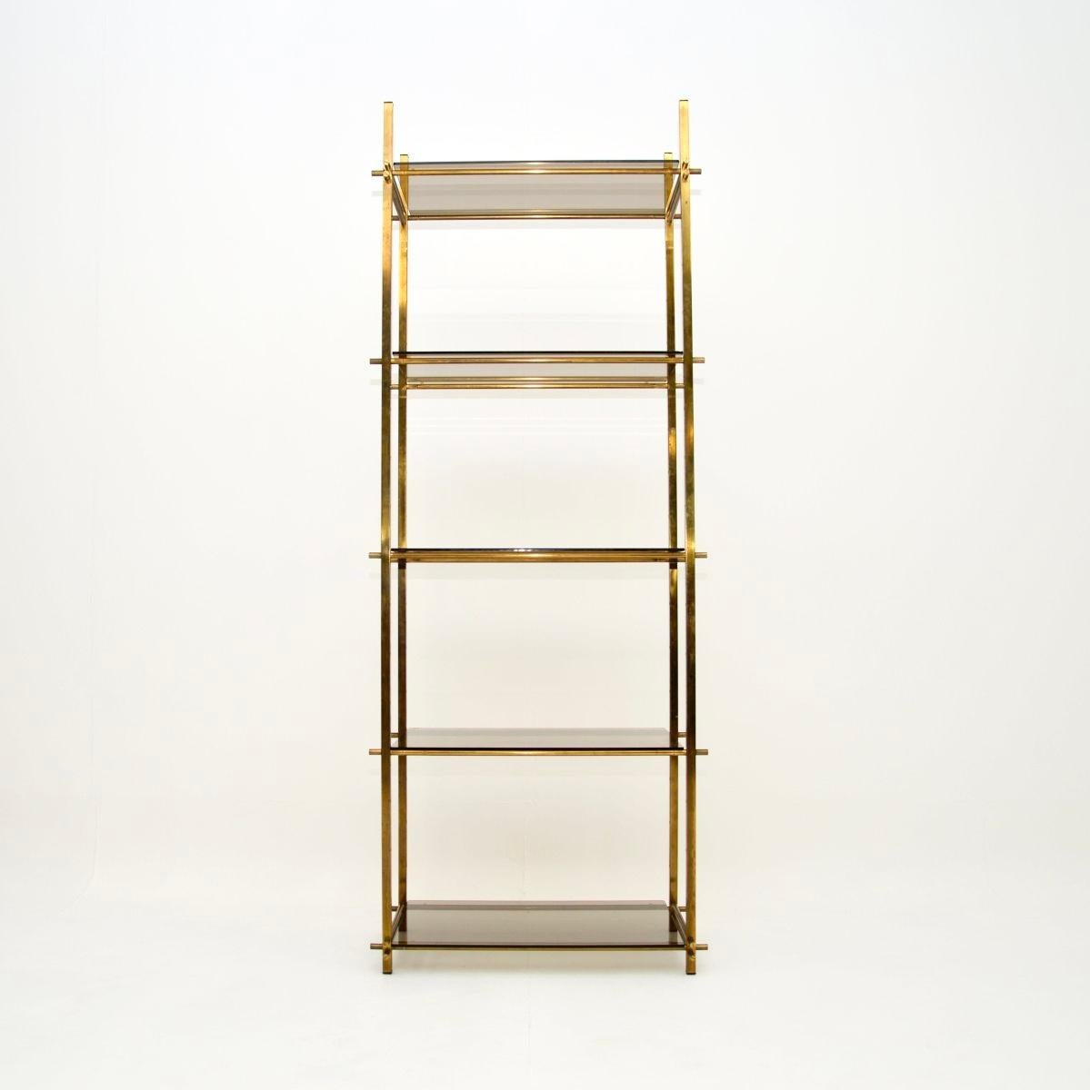 Une vitrine d'étagère en laiton français vintage extrêmement élégante et de très bonne facture. Fabriqué en France, il date des années 1970.

La qualité est exceptionnelle, c'est robuste mais élégant, et c'est une taille fantastique. Le cadre a un