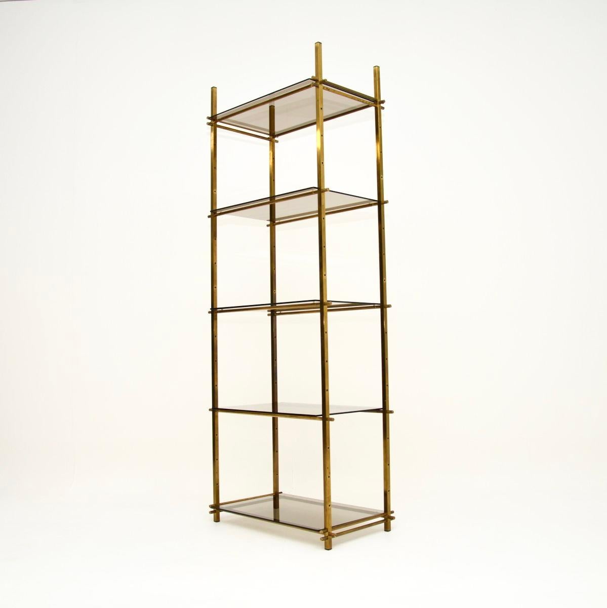 Mid-Century Modern Vitrine à Etagere en laiton français vintage en vente